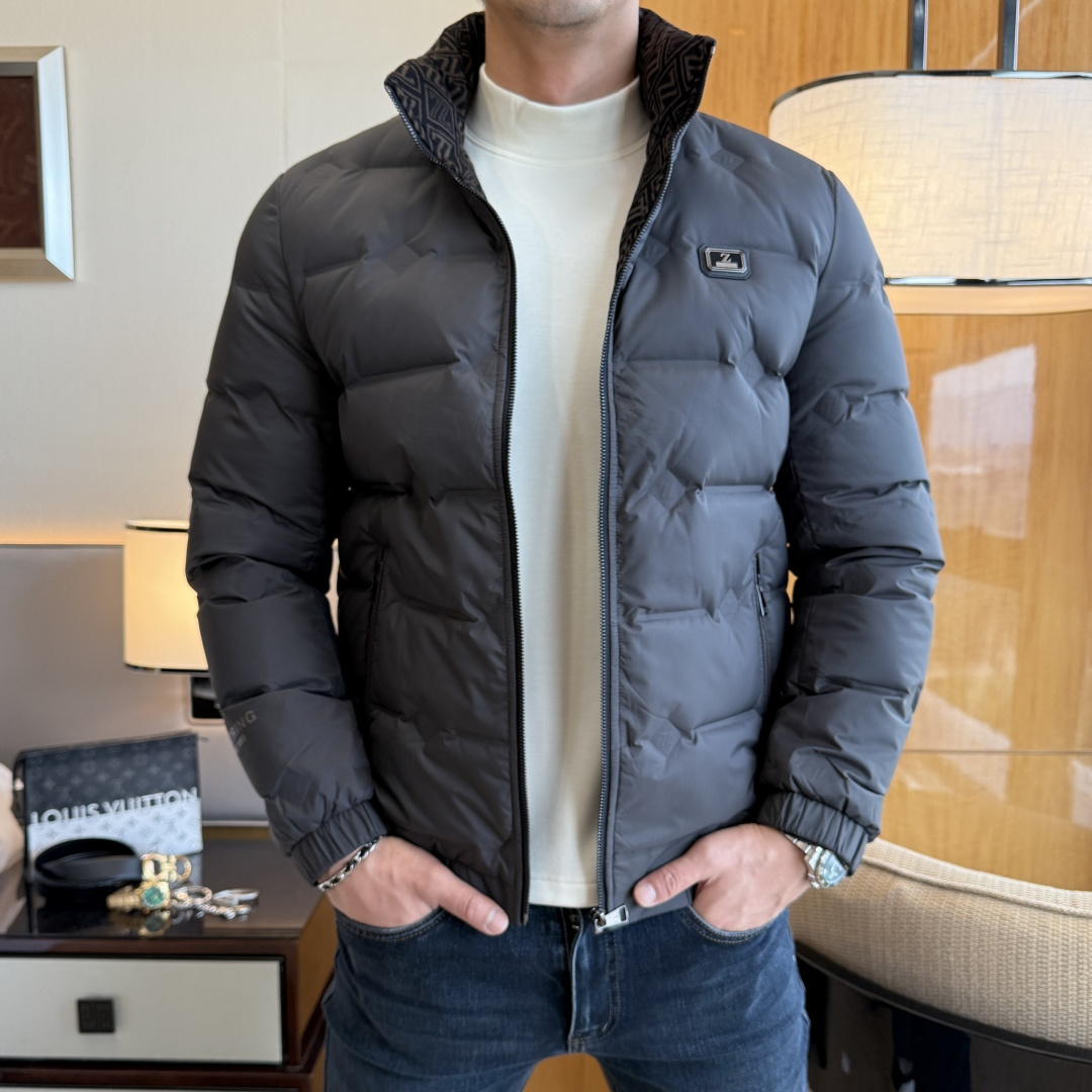 NO:712677,Genia -  2025 winter hot-selling boutique down jacket, high-quality design, is a must-have for any man, handsome and handsome. Heavy craftsmanship, 90 down filling, but the fashion stance remains firm, first-class texture, crisp and slim. Classic lapel down, mature and stable style, fine texture, good gloss, and very clear texture, simple and elegant style, strong fashion, version leads the current trend, the upper body effect is very good, the fabric is novel and soft to the touch  Fearless and changeable, blooming in comfort and uniqueness. Calmly and confidently walk the way of urban sportsman's spring clothing. Multi-touch fabric selection, showing the eclectic charm. The upper body will not have any wrinkles, the fit is excellent, the upper body is stylish and handsome, the customized accessories are iconic, and the details determine success or failure. Color, color, size M-3XL, can be worn up to 190 pounds.,,zegna,jackets & coats,down jacket,19860909杰尼娅 - 2025年冬季大爆款精品羽绒服外套,高品质设计,是任何男人都必备的王牌好货,帅气爆表.重工艺直冲工艺,90绒填充,但时尚立场坚挺如故,质感一流,挺括修身.经典翻领的羽绒,成熟稳重风,质感细腻,光泽感佳,且纹理非常清晰,款式简洁大气,时尚度强、版型引领当前趋势,上身效果非常好,面料新颖,手感软 无畏多变,舒适与独特中绽放.从容、自信游走都市型男春装之道.多重触感的面料选择,彰显不拘一格的魅力上身不会有任何褶皱,版型极好,上身有型帅气,定制辅料带有标志性,细节决定成败.颜色图色 尺码M-3XL 最大可穿到190斤.,,zegna,jackets & coats,down jacket,,Men's clothing