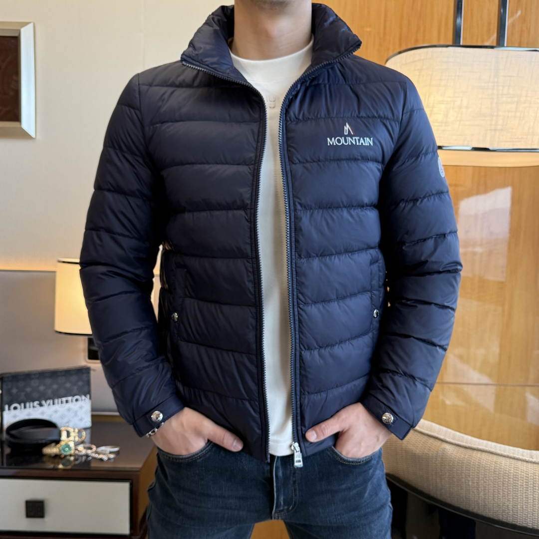 NO:703886,Mouth -  The 2025 winter hot-selling high-quality wool splicing down jacket has high-quality design and is a must-have for any man. It is very handsome. Heavy craftsmanship, straight punching process, 90 down filling, but the fashion stance remains strong and the texture is first-class.  , crisp and slim fit. Classic lapel down, mature and stable style, fine texture, good gloss, and very clear texture. The style is simple and elegant, highly fashionable, and the version leads the current trend. The upper body effect is very good, the fabric is novel, and the hand feels soft.  Fearless and changeable, blooming in comfort and uniqueness. Calmly and confidently walk the way of urban sportsman's spring clothing. Multi-touch fabric selection, showing the eclectic charm. The upper body will not have any wrinkles, the fit is excellent, the upper body is stylish and handsome, the customized accessories are iconic, and the details determine success or failure. Color, color, size M-3XL, can be worn up to 190 pounds.,,Moncler,jackets & coats,down jacket,19860909蒙口 - 2025年冬季大爆款精品羊毛拼接羽绒服外套,高品质设计,是任何男人都必备的王牌好货,帅气爆表.重工艺直冲工艺,90绒填充,但时尚立场坚挺如故,质感一流,挺括修身.经典翻领的羽绒,成熟稳重风,质感细腻,光泽感佳,且纹理非常清晰,款式简洁大气,时尚度强、版型引领当前趋势,上身效果非常好,面料新颖,手感软 无畏多变,舒适与独特中绽放.从容、自信游走都市型男春装之道.多重触感的面料选择,彰显不拘一格的魅力上身不会有任何褶皱,版型极好,上身有型帅气,定制辅料带有标志性,细节决定成败.颜色图色 尺码M-3XL 最大可穿到190斤.,,Moncler,jackets & coats,down jacket,,Men's clothing