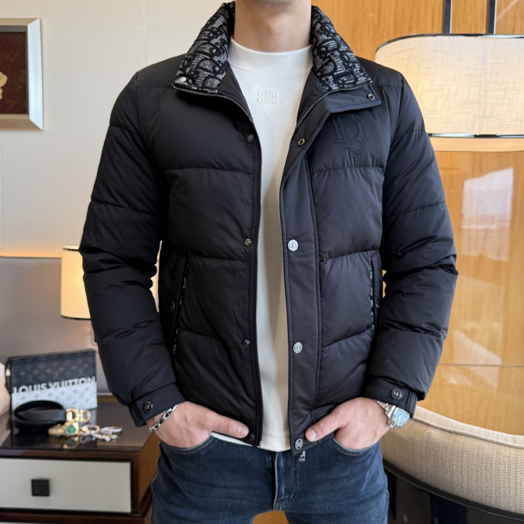 NO:703938,Dior -  2025 winter hot-selling boutique down jacket, high-quality design, is a must-have for any man, handsome and handsome. Heavy craftsmanship, 90 down filling, but the fashion stance remains firm, first-class texture, crisp and slim. Classic lapel down, mature and stable style, fine texture, good gloss, and very clear texture, simple and elegant style, strong fashion, version leads the current trend, the upper body effect is very good, the fabric is novel and soft to the touch  Fearless and changeable, blooming in comfort and uniqueness. Calmly and confidently walk the way of urban sportsman's spring clothing. Multi-touch fabric selection, showing eclectic charm. The upper body will not have any wrinkles, the fit is excellent, the upper body is stylish and handsome, customized accessories are iconic, and details determine success or failure. Color, color, size M-3XL, can be worn up to 190 pounds.,, dior, jackets & coats, down jacket,19860909迪奥 - 2025年冬季大爆款精品羽绒服外套,高品质设计,是任何男人都必备的王牌好货,帅气爆表.重工艺直冲工艺,90绒填充,但时尚立场坚挺如故,质感一流,挺括修身.经典翻领的羽绒,成熟稳重风,质感细腻,光泽感佳,且纹理非常清晰,款式简洁大气,时尚度强、版型引领当前趋势,上身效果非常好,面料新颖,手感软 无畏多变,舒适与独特中绽放.从容、自信游走都市型男春装之道.多重触感的面料选择,彰显不拘一格的魅力上身不会有任何褶皱,版型极好,上身有型帅气,定制辅料带有标志性,细节决定成败.颜色图色 尺码M-3XL 最大可穿到190斤.,,dior,jackets & coats,down jacket,,Men's clothing