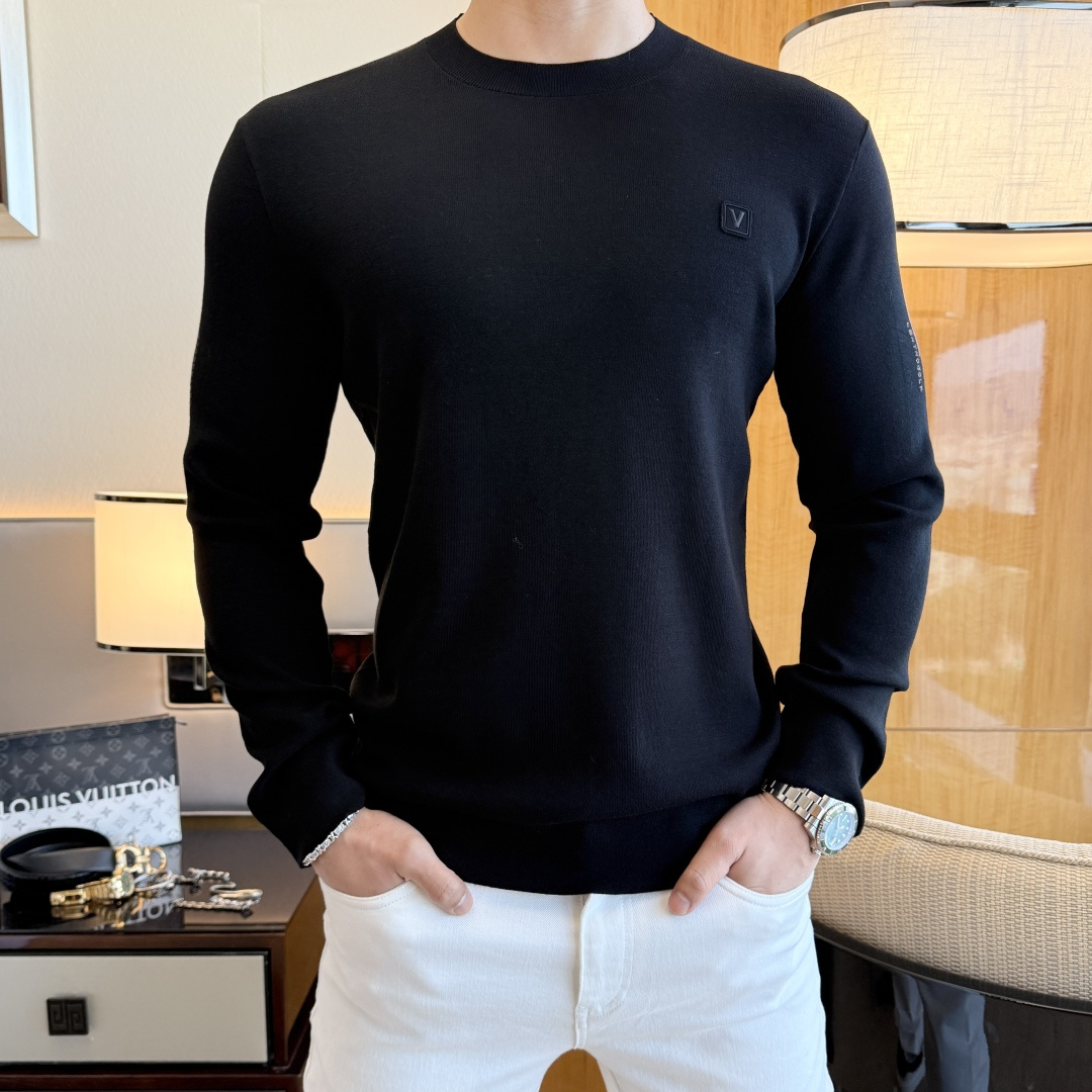 NO:726927,Replacement after the year is LV- ss Autumn and Winter Counter's best-selling boutique sweater, casual and fashionable outer wear, a must-have for inner wear, custom-made imported sheep wool fabric, the fabric has a delicate feel, close to the body and is comfortable without digging into the flesh, and the upper body has a good shape. It is warm to wear, and the counter logo design is very unique. The original quality and craftsmanship are definitely the highest version on the market. The top original version is awesome to wear. It is soft and crisp, not easy to deform. The seams and seams are very rigorous and elegant, absolutely required by first-line OEMs!  Don’t miss it, male gods!  Size M-3XL,,louis vuitton,19860909年后退换LV- ss秋冬专柜大爆款精品毛衫,休闲时尚外穿 内搭必备款,定制进口绵羊毛面料,面料手感细腻,贴身舒适不扎肉,上身版型好 穿着保暖,专柜标志设计非常独特,原版品质与工艺 绝对市场最高版本 顶级原版穿着超赞 柔顺挺括,不易变形.锁边缝盘都非常严谨考究 绝对一线代工要求！男神们别错过！ 尺码 M-3XL,,louis vuitton,,Men's clothing