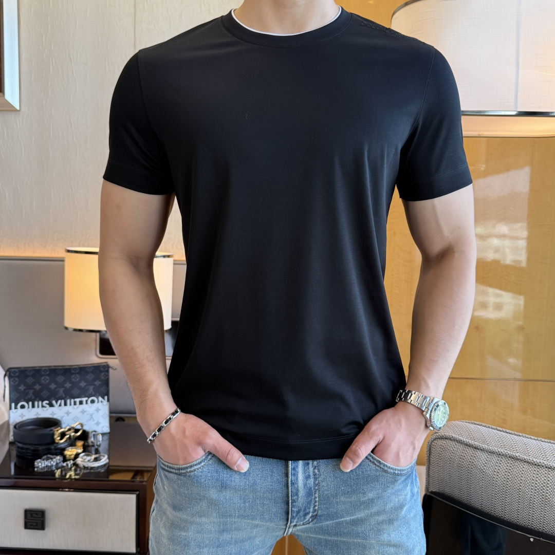 NO:757631,DG- 2026ss Spring and Summer high-quality short-sleeved T-shirt for the Year of the Horse, synchronized with the official website, high-end quality, custom-made top-grade mercerized cotton fabric, 1:1 production by top manufacturers, fashionable big-name heavy craftsmanship logo design, soft and delicate feel, skin-friendly and comfortable to wear, versatile and casual, the upper body is very good, handsome, a must-have for trendy men, sizes M-3XL, the maximum weight can be worn!  ,,T-shirt,tees,t-shirt,19860909DG- 2026ss马年贺岁款春夏精品短袖T恤 官网同步 高端品质 定制顶级丝光棉面料,顶级大厂1:1制作,时尚大牌重工艺logo设计,手感柔软细腻 穿着亲肤舒适 百搭休闲 上身非常赞 帅气 潮男必备品 尺码M-3XL 最大可穿斤！,,T-shirt,tees，t-shirt,,Men's clothing