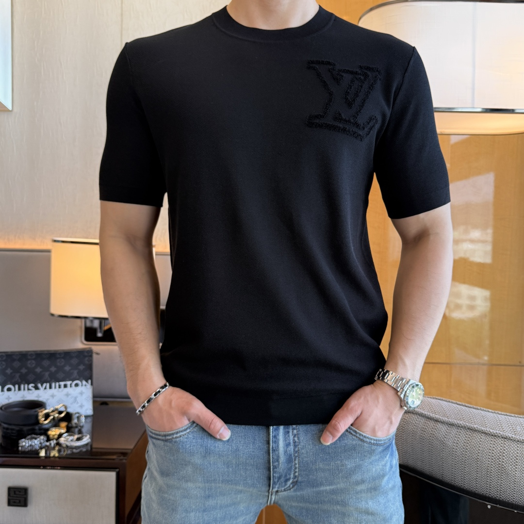 NO:736100,LV - 2026ss Spring and Summer New Year of the Horse's latest high-quality knitted short-sleeved T-shirt, made from custom-imported soft mulberry silk fabric, embellished with fashionable big-name element logos, breathable fabric, delicate and soft texture, cool and smooth against the body. Moisture-wicking, simple and elegant yet fashionable, three-dimensional tailoring, super stylish upper body!  A must-have for fashionistas, sizes M-3XL, can be worn up to 190 pounds!  ,,louis vuitton,T-shirt,tees,t-shirt,19860909LV - 2026ss马年春夏最新大爆款精品针织短袖T恤,定制进口轻柔桑蚕丝面料,时尚大牌元素logo点缀,会呼吸的面料,质感细腻柔软,贴身冰爽顺滑.吸湿排汗,简约大方又不失时尚,版型立体裁剪,上身超有型！时尚潮人必备款 尺码M-3XL 最大可穿可穿190斤！,,louis vuitton,T-shirt,tees，t-shirt,,Men's clothing