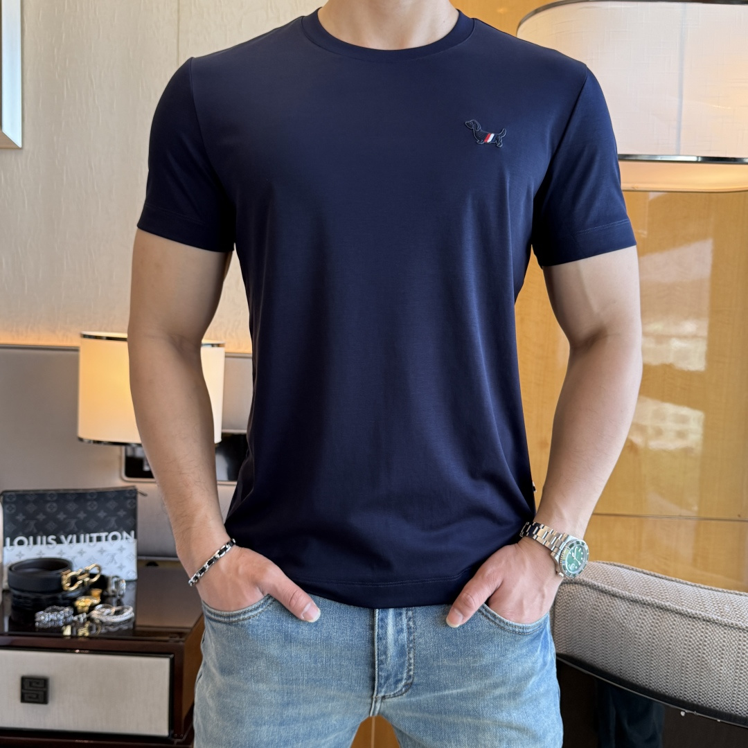 NO:757618,TB - 2026ss Spring and Summer high-quality short-sleeved T-shirt for the Year of the Horse, synchronized with the official website, high-end quality, customized top-grade mercerized cotton fabric, 1:1 production by top manufacturers, fashionable brand heavy craftsmanship logo design, soft and delicate feel, skin-friendly and comfortable to wear, versatile and casual, the upper body is very good, handsome, a must-have for trendy men, sizes M-3XL, the maximum weight can be worn!  ,,T-shirt,tees,t-shirt,19860909TB - 2026ss马年贺岁款春夏精品短袖T恤 官网同步 高端品质 定制顶级丝光棉面料,顶级大厂1:1制作,时尚大牌重工艺logo设计,手感柔软细腻 穿着亲肤舒适 百搭休闲 上身非常赞 帅气 潮男必备品 尺码M-3XL 最大可穿斤！,,T-shirt,tees，t-shirt,,Men's clothing