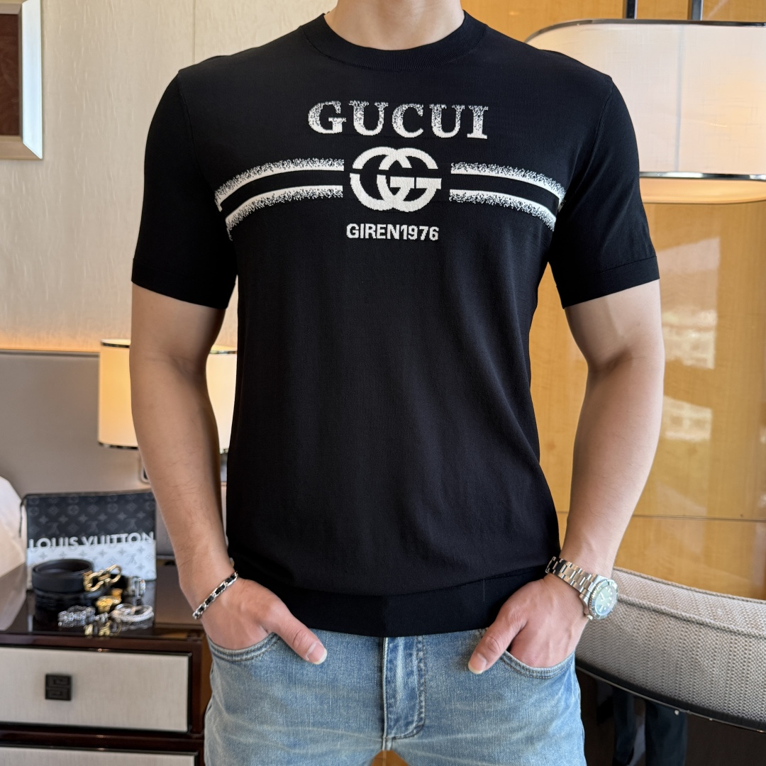 NO:760577,Gucci - 2026ss Year of the Horse Spring and Summer's latest hot-selling high-quality knitted short-sleeved T-shirt, customized imported soft Yilite fabric, embellished with fashionable big-name element logos, breathable fabric, delicate and soft texture, cool and smooth against the body. Moisture-wicking, simple and generous yet fashionable, three-dimensional tailoring, super stylish upper body!  A must-have for fashionistas, sizes M-3XL, can be worn up to 190 pounds!  ,,T-shirt,tees,t-shirt,19860909古奇 - 2026ss马年春夏最新大爆款精品针织短袖T恤,定制进口轻柔伊力特面料,时尚大牌元素logo点缀,会呼吸的面料,质感细腻柔软,贴身冰爽顺滑.吸湿排汗,简约大方又不失时尚,版型立体裁剪,上身超有型！时尚潮人必备款 尺码M-3XL 最大可穿可穿190斤！,,T-shirt,tees，t-shirt,,Men's clothing