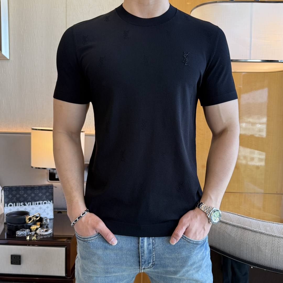 NO:736108,Ysl - 2026ss Year of the Horse Spring and Summer's latest popular high-quality knitted short-sleeved T-shirt, made of customized imported soft Yilite fabric, embellished with fashionable big-name element logos, breathable fabric, delicate and soft texture, cool and smooth against the body. Moisture-wicking, simple and elegant yet fashionable, three-dimensional tailoring, super stylish upper body!  A must-have for fashionistas, sizes M-3XL, can be worn up to 190 pounds!  ,,saint laurent,T-shirt,tees,t-shirt,19860909Ysl - 2026ss马年春夏最新大爆款精品针织短袖T恤,定制进口轻柔伊力特面料,时尚大牌元素logo点缀,会呼吸的面料,质感细腻柔软,贴身冰爽顺滑.吸湿排汗,简约大方又不失时尚,版型立体裁剪,上身超有型！时尚潮人必备款 尺码M-3XL 最大可穿可穿190斤！,,saint laurent,T-shirt,tees，t-shirt,,Men's clothing