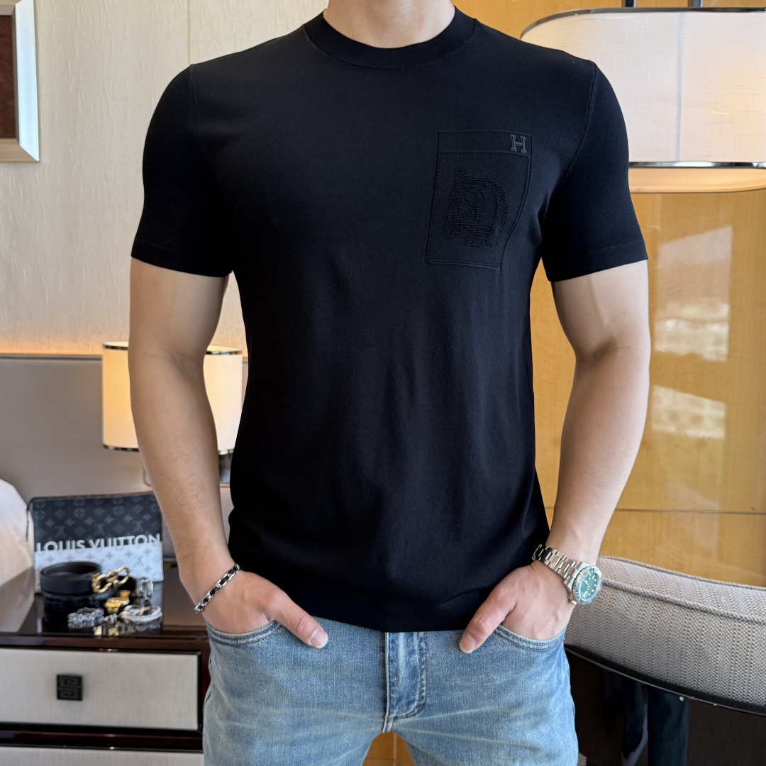 NO:736112,Hermès - 2026ss Year of the Horse spring and summer latest hot-selling boutique knitted short-sleeved T-shirt, customized imported soft Yilite fabric, embellished with fashionable big-name element logos, breathable fabric, delicate and soft texture, cool and smooth against the body. Moisture-wicking, simple and elegant yet fashionable, three-dimensional tailoring, super stylish upper body!  A must-have for fashionistas, sizes M-3XL, can be worn up to 190 pounds!  ,,hermes,T-shirt,tees,t-shirt,19860909爱玛仕 - 2026ss马年春夏最新大爆款精品针织短袖T恤,定制进口轻柔伊力特面料,时尚大牌元素logo点缀,会呼吸的面料,质感细腻柔软,贴身冰爽顺滑.吸湿排汗,简约大方又不失时尚,版型立体裁剪,上身超有型！时尚潮人必备款 尺码M-3XL 最大可穿可穿190斤！,,hermes,T-shirt,tees，t-shirt,,Men's clothing