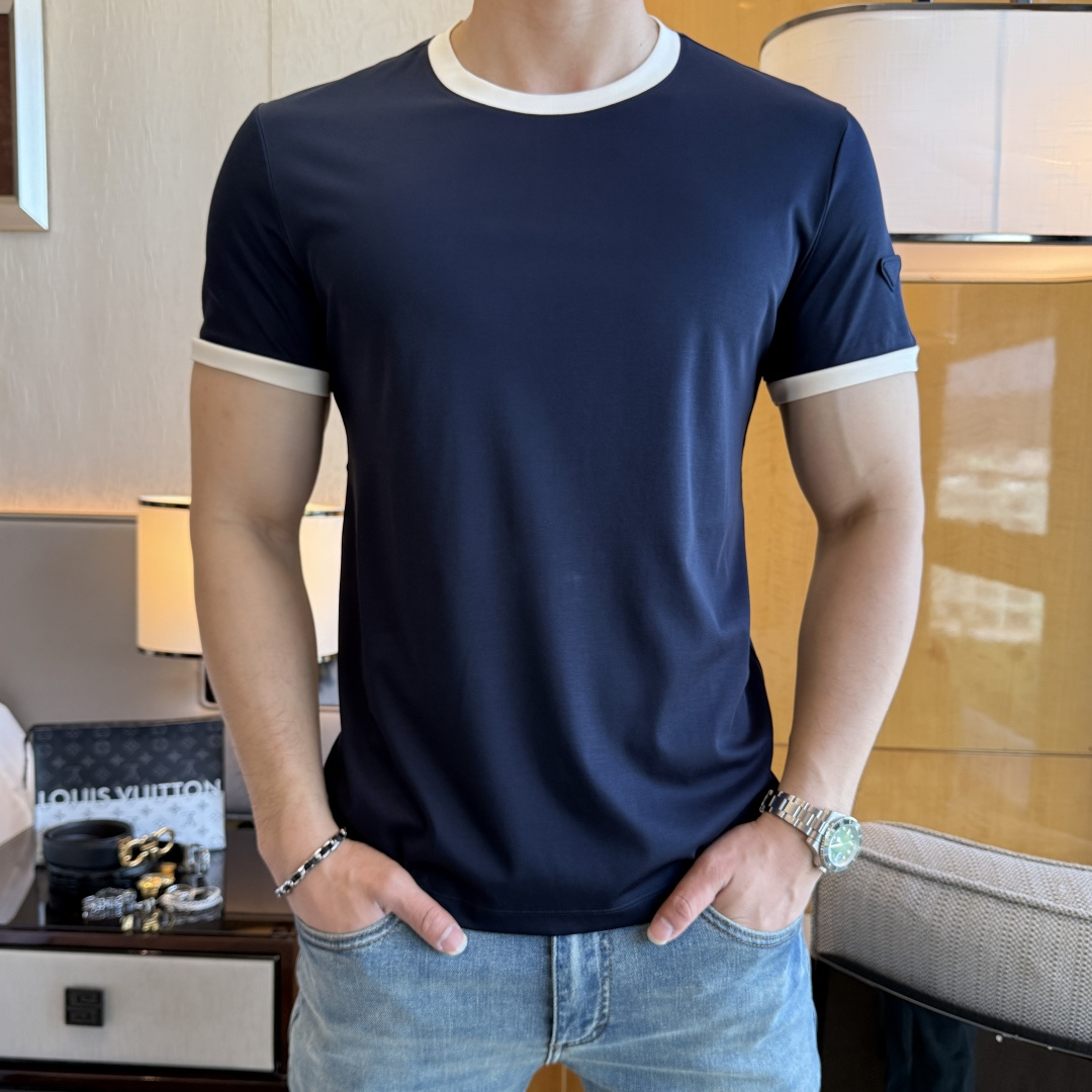 NO:736132,Prada - 2026ss Spring and Summer high-quality short-sleeved T-shirt for the Year of the Horse. Official website synchronization. High-end quality. Customized top-grade mercerized cotton fabric, 1:1 production by top manufacturers, fashionable brand heavy craftsmanship logo design, soft and delicate feel. Skin-friendly and comfortable to wear. Versatile and casual. The upper body is very good. Handsome. A must-have for trendy men. Sizes M-3XL. Can wear up to 200 pounds!  ,,prada,T-shirt,tees,t-shirt,19860909普拉达- 2026ss马年贺岁款春夏精品短袖T恤 官网同步 高端品质 定制顶级丝光棉面料,顶级大厂1:1制作,时尚大牌重工艺logo设计,手感柔软细腻 穿着亲肤舒适 百搭休闲 上身非常赞 帅气 潮男必备品 尺码M-3XL 最大可穿200斤！,,prada,T-shirt,tees，t-shirt,,Men's clothing