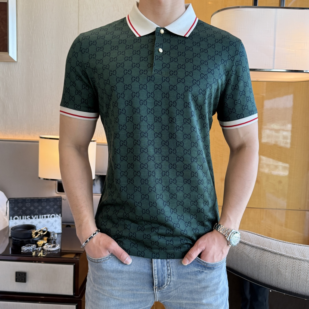 NO:733583,Gucci - 2026ss New Year of the Horse spring and summer new polo collar short-sleeved series. Selected high-quality double mercerized pique cotton fabric, fashionable big-name element logo design, awesome upper body shape, fine, comfortable and breathable fabric, super good-looking with any combination, a must-have for fashionable men!  Sizes M-3XL can fit up to 200 pounds!  ,,T-shirt,19860909古奇- 2026ss马年春夏新款polo领短袖系列.精选优质双丝光珠地棉面料,时尚大牌元素logo设计,上身版型超赞,面料细腻舒适透气,随意搭配都超级好看时尚型男必备款哦！尺码M-3XL 最大可穿200斤！,,T-shirt,,Men's clothing
