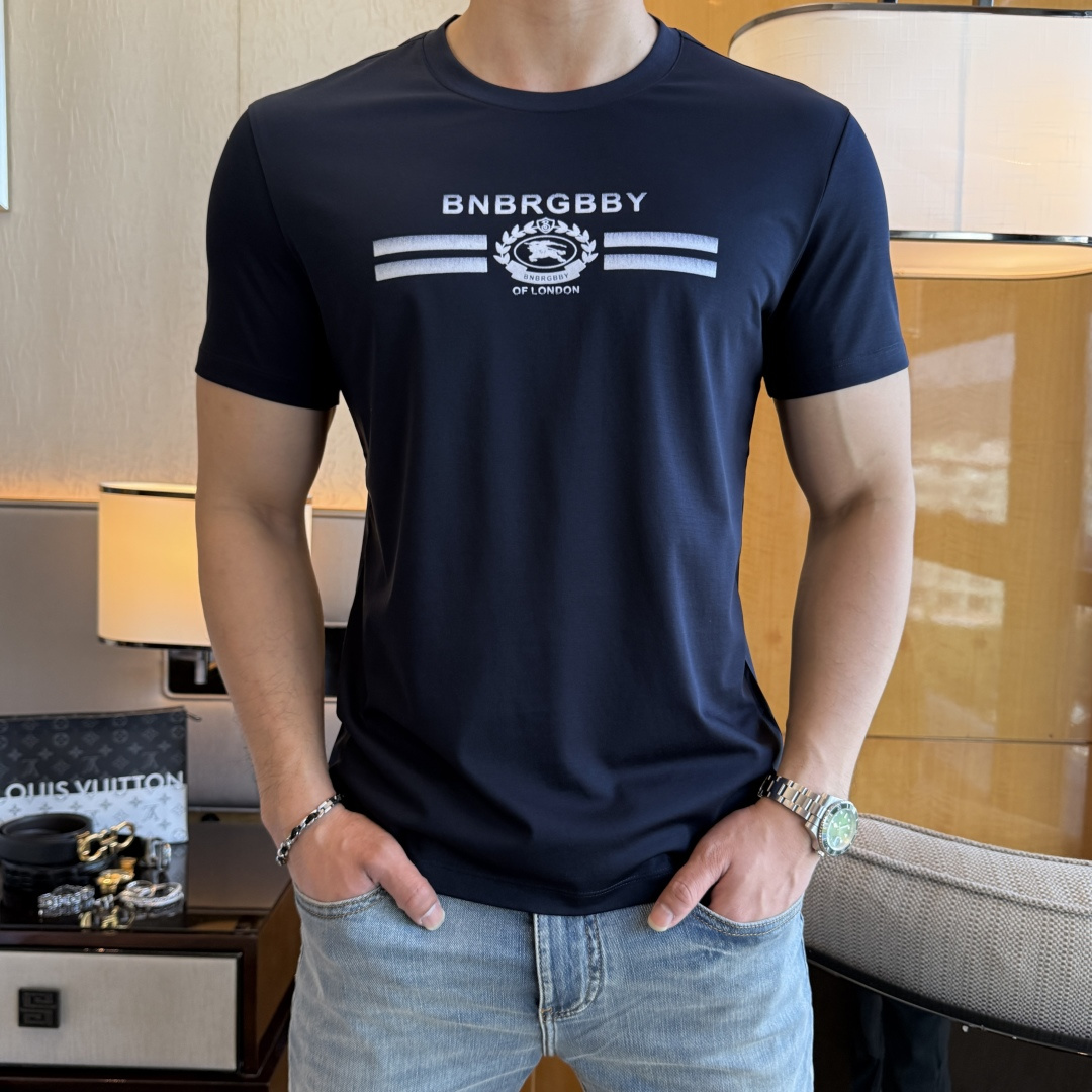 NO:736127,Burberry - 2026ss Year of the Horse Spring and Summer premium short-sleeved T-shirt. Official website synchronization. High-end quality. Customized top-grade mercerized cotton fabric, 1:1 production by top manufacturers, fashionable brand heavy craftsmanship logo design, soft and delicate feel. Skin-friendly and comfortable to wear. Versatile and casual. The upper body is very good. Handsome. A must-have for trendy men. Sizes M-3XL. Can wear up to 200 pounds!  ,,burberry,T-shirt,tees,t-shirt,19860909巴宝莉- 2026ss马年贺岁款春夏精品短袖T恤 官网同步 高端品质 定制顶级丝光棉面料,顶级大厂1:1制作,时尚大牌重工艺logo设计,手感柔软细腻 穿着亲肤舒适 百搭休闲 上身非常赞 帅气 潮男必备品 尺码M-3XL 最大可穿200斤！,,burberry,T-shirt,tees，t-shirt,,Men's clothing