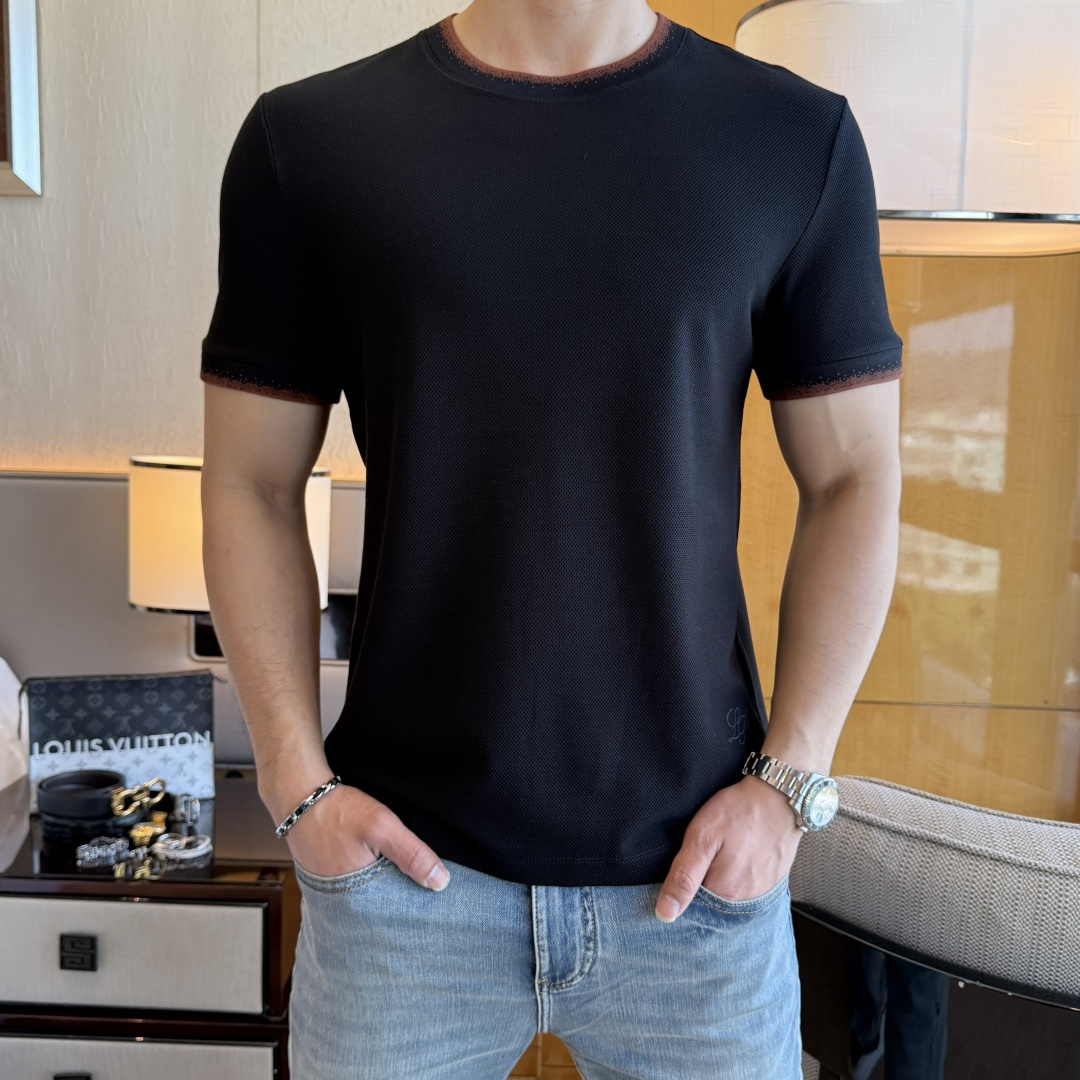 NO:757645,LP Nuoyou - 2026ss Spring and Summer high-quality short-sleeved T-shirt for the Year of the Horse. Official website synchronization. High-end quality. Customized top-grade long-staple cotton fabric, 1:1 production by top manufacturers, fashionable brand heavy craftsmanship logo design, soft and delicate feel. Skin-friendly and comfortable to wear. Versatile and casual. The upper body is very good. Handsome. A must-have for trendy men. Size M-3XL. Can wear up to 200 pounds!  ,,loro piana,T-shirt,tees,t-shirt,19860909LP诺悠 - 2026ss马年贺岁款春夏精品短袖T恤 官网同步 高端品质 定制顶级长绒棉面料,顶级大厂1:1制作,时尚大牌重工艺logo设计,手感柔软细腻 穿着亲肤舒适 百搭休闲 上身非常赞 帅气 潮男必备品 尺码M-3XL 最大可穿200斤！,,loro piana,T-shirt,tees，t-shirt,,Men's clothing