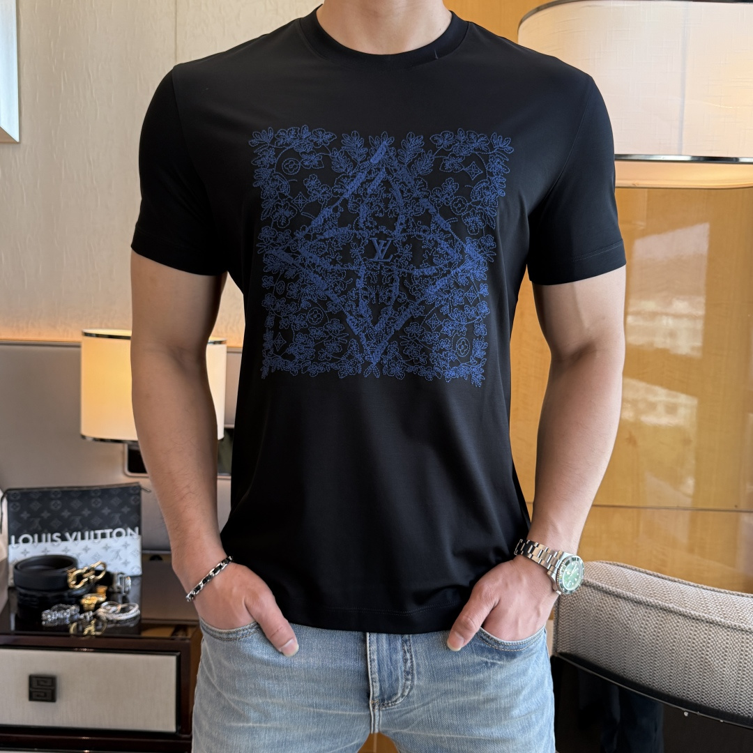 NO:736140,LV - 2026ss Spring and Summer high-quality short-sleeved T-shirt for the Year of the Horse, synchronized with the official website, high-end quality, customized top-grade mercerized cotton fabric, 1:1 production by top manufacturers, fashionable brand heavy craftsmanship logo design, soft and delicate feel, skin-friendly and comfortable to wear, versatile and casual, the upper body is very good, handsome, a must-have for trendy men, sizes M-3XL, can wear up to 200 pounds!  ,,louis vuitton,T-shirt,tees,t-shirt,19860909LV - 2026ss马年贺岁款春夏精品短袖T恤 官网同步 高端品质 定制顶级丝光棉面料,顶级大厂1:1制作,时尚大牌重工艺logo设计,手感柔软细腻 穿着亲肤舒适 百搭休闲 上身非常赞 帅气 潮男必备品 尺码M-3XL 最大可穿200斤！,,louis vuitton,T-shirt,tees，t-shirt,,Men's clothing