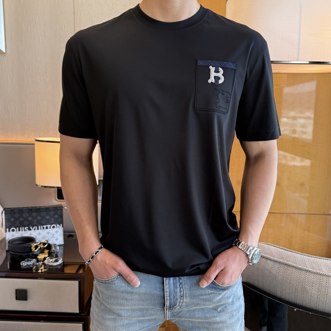 NO:736135,Burberry - 2026ss Year of the Horse Spring and Summer boutique short-sleeved T-shirt. Official website synchronization. High-end quality. Customized top-grade mercerized cotton fabric, 1:1 production by top manufacturers, fashionable brand heavy craftsmanship logo design, soft and delicate feel. Skin-friendly and comfortable to wear. Versatile and casual. The upper body is very good. Handsome. A must-have for trendy men. Size M-3XL. Can wear up to 200 pounds!  ,,burberry,T-shirt,tees,t-shirt,19860909巴宝莉 - 2026ss马年贺岁款春夏精品短袖T恤 官网同步 高端品质 定制顶级丝光棉面料,顶级大厂1:1制作,时尚大牌重工艺logo设计,手感柔软细腻 穿着亲肤舒适 百搭休闲 上身非常赞 帅气 潮男必备品 尺码M-3XL 最大可穿200斤！,,burberry,T-shirt,tees，t-shirt,,Men's clothing