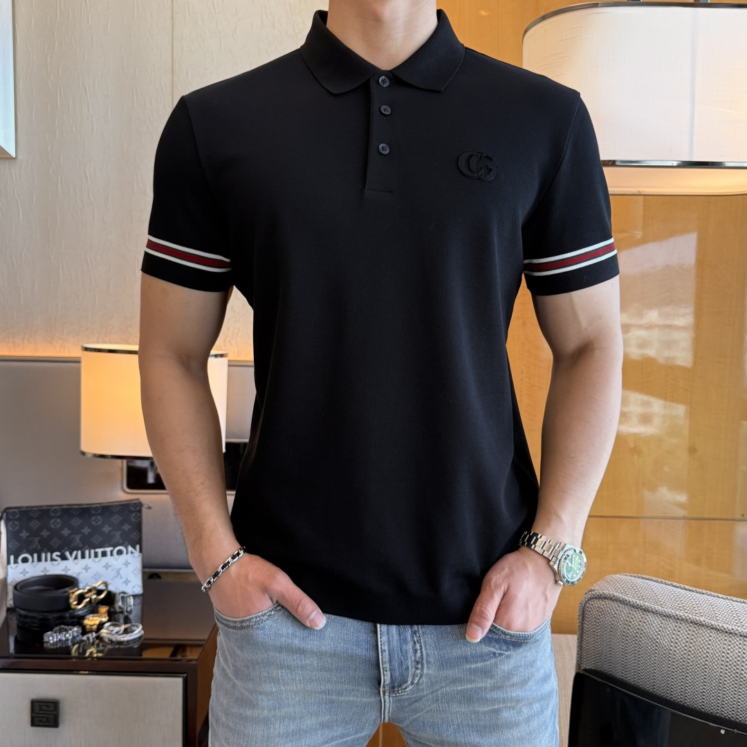 NO:757669,Gucci - 2026ss New Year of the Horse spring and summer new polo collar short-sleeved series. Selected high-quality double mercerized pique cotton fabrics, fashionable big-name element logo design, awesome upper body shape, fine, comfortable and breathable fabrics, super good-looking and a must-have for fashionable men with any combination!  Sizes M-3XL can fit up to 200 pounds!  ,,T-shirt,19860909古奇 - 2026ss马年春夏新款polo领短袖系列.精选优质双丝光珠地棉面料,时尚大牌元素logo设计,上身版型超赞,面料细腻舒适透气,随意搭配都超级好看时尚型男必备款哦！尺码M-3XL 最大可穿200斤！,,T-shirt,,Men's clothing