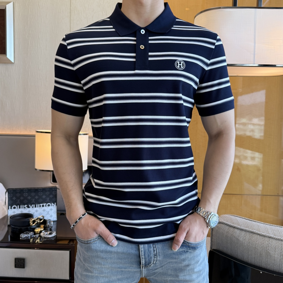 NO:733580,Hermès - 2026ss Year of the Horse spring and summer new polo collar short-sleeved series. Selected high-quality double mercerized pique cotton fabrics, fashionable big-name element logo design, awesome upper body shape, fine, comfortable and breathable fabrics, super good-looking and a must-have for fashionable men with any combination!  Sizes M-3XL can fit up to 200 pounds!  ,,hermes,T-shirt,19860909爱玛仕- 2026ss马年春夏新款polo领短袖系列.精选优质双丝光珠地棉面料,时尚大牌元素logo设计,上身版型超赞,面料细腻舒适透气,随意搭配都超级好看时尚型男必备款哦！尺码M-3XL 最大可穿200斤！,,hermes,T-shirt,,Men's clothing