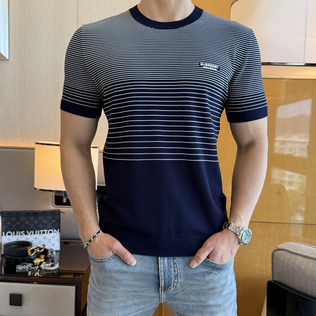 NO:744819,Burberry - 2026ss Year of the Horse Spring and Summer's latest hot-selling boutique knitted short-sleeved T-shirt, made of customized imported soft Yilite fabrics, embellished with fashionable big-name element logos, breathable fabrics, delicate and soft texture, cool and smooth against the body. Moisture-wicking, simple and elegant yet fashionable, three-dimensional tailoring, super stylish upper body!  A must-have for fashionistas, sizes M-3XL, can be worn up to 190 pounds!  ,,burberry,T-shirt,tees,t-shirt,19860909巴宝莉 - 2026ss马年春夏最新大爆款精品针织短袖T恤,定制进口轻柔伊力特面料,时尚大牌元素logo点缀,会呼吸的面料,质感细腻柔软,贴身冰爽顺滑.吸湿排汗,简约大方又不失时尚,版型立体裁剪,上身超有型！时尚潮人必备款 尺码M-3XL 最大可穿可穿190斤！,,burberry,T-shirt,tees，t-shirt,,Men's clothing