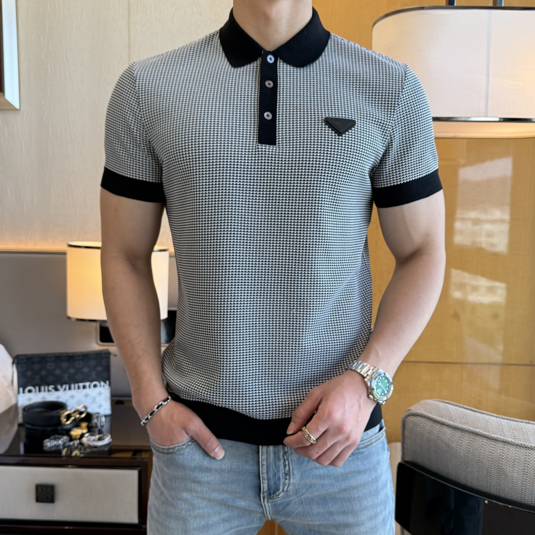 NO:757677,Prada - 2026ss New Year of the Horse spring and summer new polo collar short-sleeved series. Selected high-quality silk cotton fabrics, fashionable big-name element logo design, awesome upper body shape, fine, comfortable and breathable fabrics, super good-looking with any combination, a must-have for fashionable men!  Sizes M-3XL can fit up to 200 pounds!  ,,prada,T-shirt,19860909普拉达 - 2026ss马年春夏新款polo领短袖系列.精选优质蚕丝棉面料,时尚大牌元素logo设计,上身版型超赞,面料细腻舒适透气,随意搭配都超级好看时尚型男必备款哦！尺码M-3XL 最大可穿200斤！,,prada,T-shirt,,Men's clothing