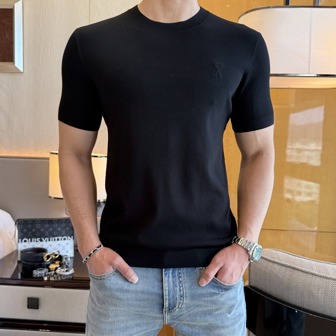 NO:736104,ami - 2026ss Year of the Horse Spring and Summer's latest high-quality knitted short-sleeved T-shirt, made of custom imported soft Yilite fabric, embellished with fashionable big-name element logos, breathable fabric, delicate and soft texture, cool and smooth against the body. Moisture-wicking, simple and generous yet fashionable, three-dimensional tailoring, super stylish upper body!  A must-have for fashionistas, sizes M-3XL, can be worn up to 190 pounds!  ,,T-shirt,tees,t-shirt,19860909a米 - 2026ss马年春夏最新大爆款精品针织短袖T恤,定制进口轻柔伊力特面料,时尚大牌元素logo点缀,会呼吸的面料,质感细腻柔软,贴身冰爽顺滑.吸湿排汗,简约大方又不失时尚,版型立体裁剪,上身超有型！时尚潮人必备款 尺码M-3XL 最大可穿可穿190斤！,,T-shirt,tees，t-shirt,,Men's clothing