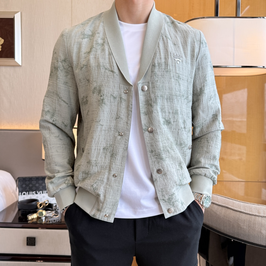 NO:757702,Prada - 2026ss Year of the Horse Spring Jacket, customized with high-quality polyester fiber fabric!  Logo design with top fashion big-name elements, complete with three standards!  Original hardware accessories, smooth lines, exquisite craftsmanship, awesome upper body shape, comfortable fabrics, windproof and warm, it is very fashionable, handsome and a must-have for casual and fashionable men with any combination!  Sizes M-3XL, maximum weight!  ,,prada,jackets & coats,jackets & coats,19860909普拉达 - 2026ss马年贺岁款春装夹克外套,定制高品质聚酯纤维面料！顶级时尚大牌元素logo设计,三标齐全！原版五金辅料,线条流畅,工艺精致,上身版型超赞,面料舒适,挡风保暖,随意搭配都非常时尚帅气休闲时尚男仕必备款哦！尺码M-3XL 最大穿斤！,,prada,jackets & coats,jackets & coats,,Men's clothing