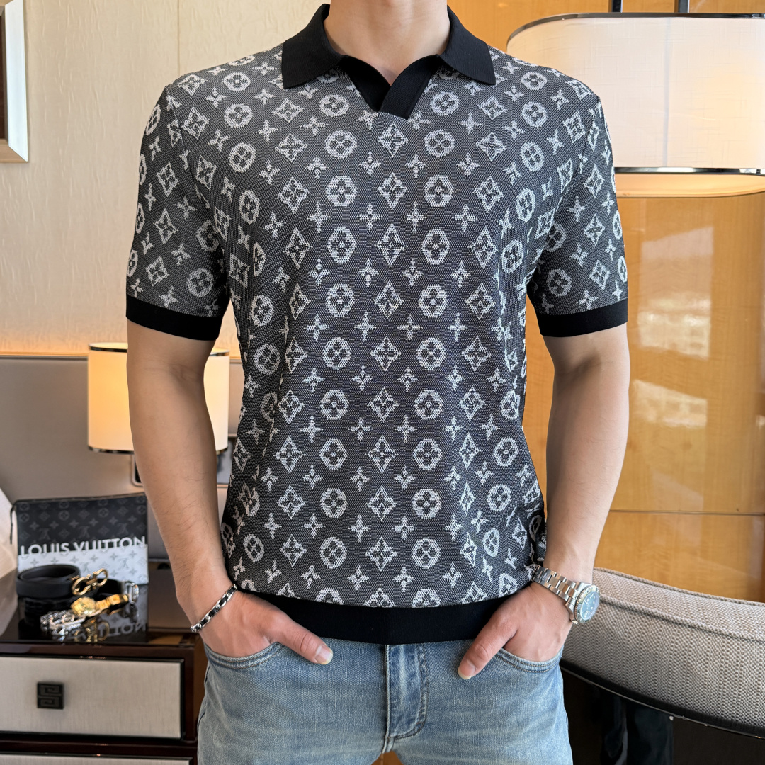 NO:760603,LV - 2026ss Year of the Horse spring and summer latest hot style high-quality knitted short-sleeved T-shirt, custom-made imported soft Yilite fabric, embellished with fashionable big-name element logos, breathable fabric, delicate and soft texture, cool and smooth next to the body. Moisture-wicking, simple and elegant yet fashionable, three-dimensional tailoring, super stylish upper body!  A must-have for fashionistas, sizes M-3XL, can be worn up to 190 pounds!  ,,louis vuitton,T-shirt,tees,t-shirt,19860909LV - 2026ss马年春夏最新大爆款精品针织短袖T恤,定制进口轻柔伊力特面料,时尚大牌元素logo点缀,会呼吸的面料,质感细腻柔软,贴身冰爽顺滑.吸湿排汗,简约大方又不失时尚,版型立体裁剪,上身超有型！时尚潮人必备款 尺码M-3XL 最大可穿可穿190斤！,,louis vuitton,T-shirt,tees，t-shirt,,Men's clothing