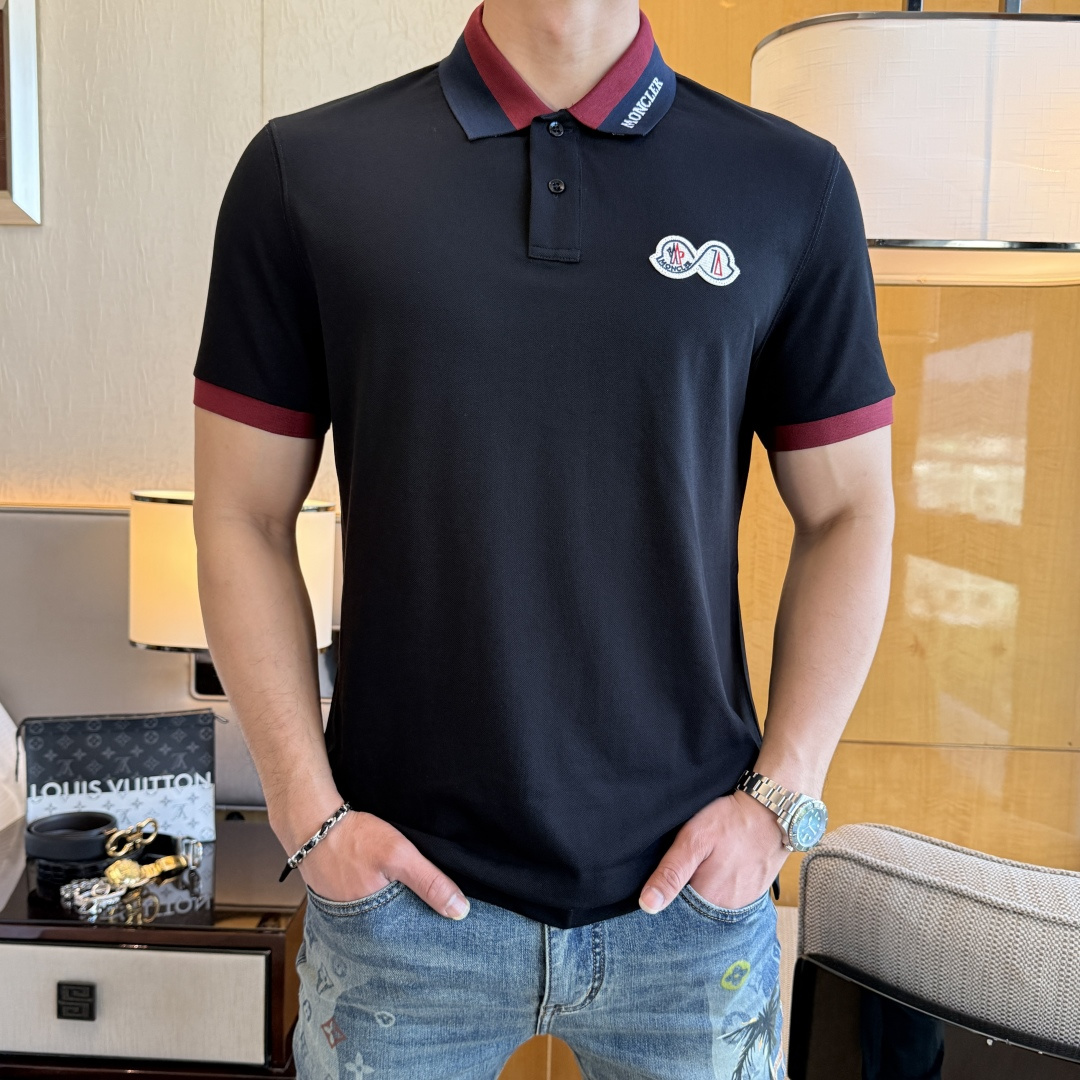NO:760618,Mouth cover - 2026ss Year of the Horse spring and summer new polo collar short-sleeved series. Selected high-quality double mercerized pique cotton fabric, fashionable big-name element logo design, awesome upper body shape, fine, comfortable and breathable fabric, super good-looking and a must-have for fashionable men with any combination!  Sizes M-3XL can fit up to 200 pounds!  ,,Moncler,T-shirt,19860909蒙口 - 2026ss马年春夏新款polo领短袖系列.精选优质双丝光珠地棉面料,时尚大牌元素logo设计,上身版型超赞,面料细腻舒适透气,随意搭配都超级好看时尚型男必备款哦！尺码M-3XL 最大可穿200斤！,,Moncler,T-shirt,,Men's clothing