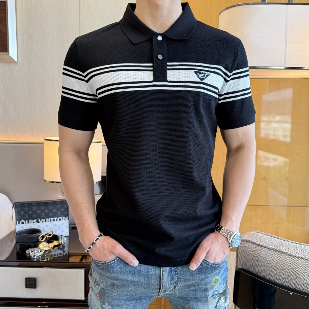 NO:760607,Prada - 2026ss New Year of the Horse spring and summer new polo collar short-sleeved series. Selected high-quality double mercerized pique cotton fabric, fashionable big-name element logo design, awesome upper body shape, fine, comfortable and breathable fabric, super good-looking with any combination, a must-have for fashionable men!  Sizes M-3XL can fit up to 200 pounds!  ,,prada,T-shirt,19860909普拉达 - 2026ss马年春夏新款polo领短袖系列.精选优质双丝光珠地棉面料,时尚大牌元素logo设计,上身版型超赞,面料细腻舒适透气,随意搭配都超级好看时尚型男必备款哦！尺码M-3XL 最大可穿200斤！,,prada,T-shirt,,Men's clothing