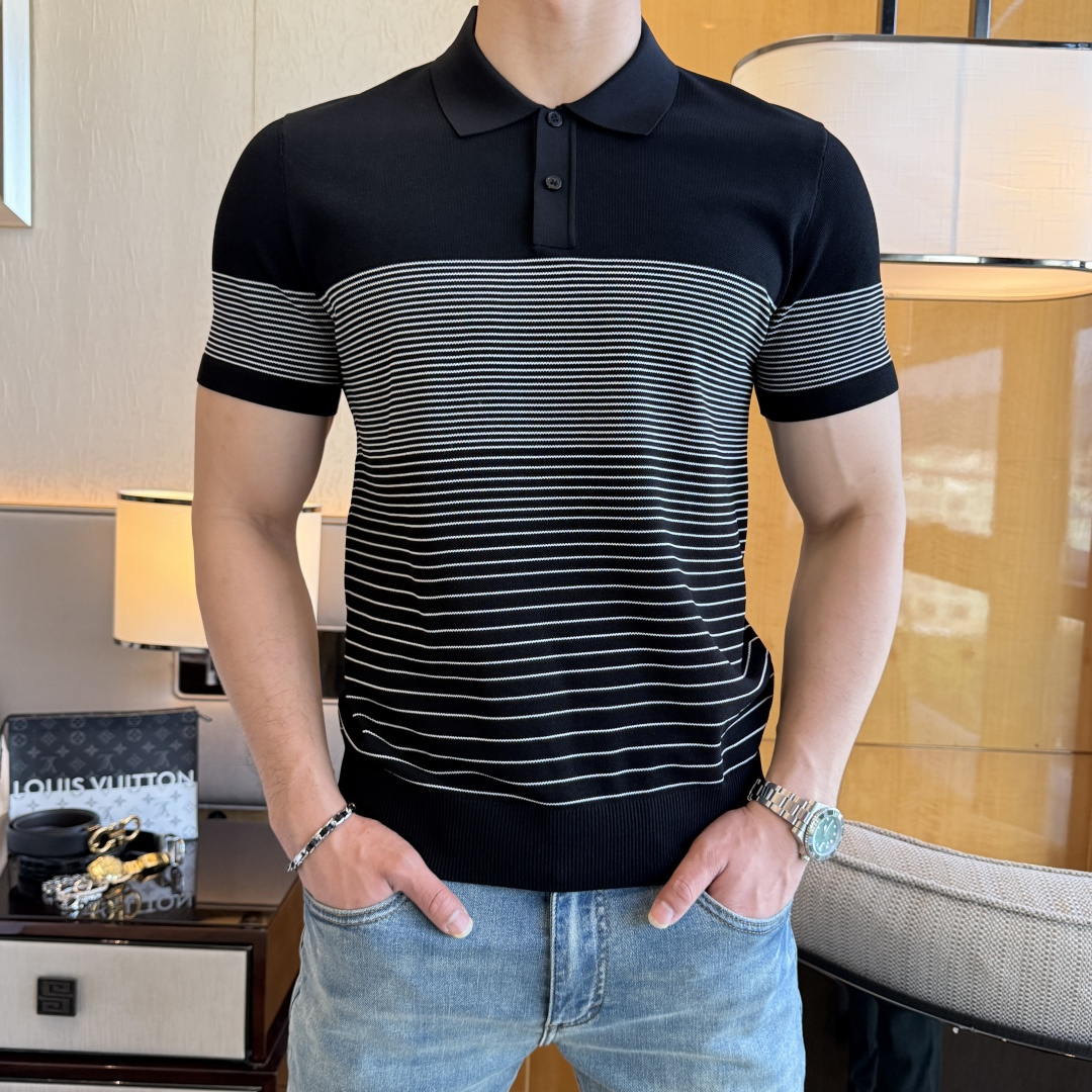 NO:757638,LP Noyo - 2026ss Year of the Horse Spring and Summer's latest hot-selling boutique Polo short-sleeved T-shirt, custom-imported double mercerized pearl cotton fabric, embellished with fashionable big-name element logos, breathable fabric, delicate and soft texture, cool and smooth next to the body. Moisture-wicking, simple and elegant yet fashionable, three-dimensional tailoring, super stylish upper body!  A must-have for fashionistas. Available in sizes M-3XL, with a maximum wearable size!  ,,loro piana,T-shirt,tees,t-shirt,19860909LP诺悠 - 2026ss马年春夏最新大爆款精品Polo短袖T恤,定制进口双丝光珠地棉面料,时尚大牌元素logo点缀,会呼吸的面料,质感细腻柔软,贴身冰爽顺滑.吸湿排汗,简约大方又不失时尚,版型立体裁剪,上身超有型！时尚潮人必备款 尺码M-3XL 最大可穿可穿斤！,,loro piana,T-shirt,tees，t-shirt,,Men's clothing