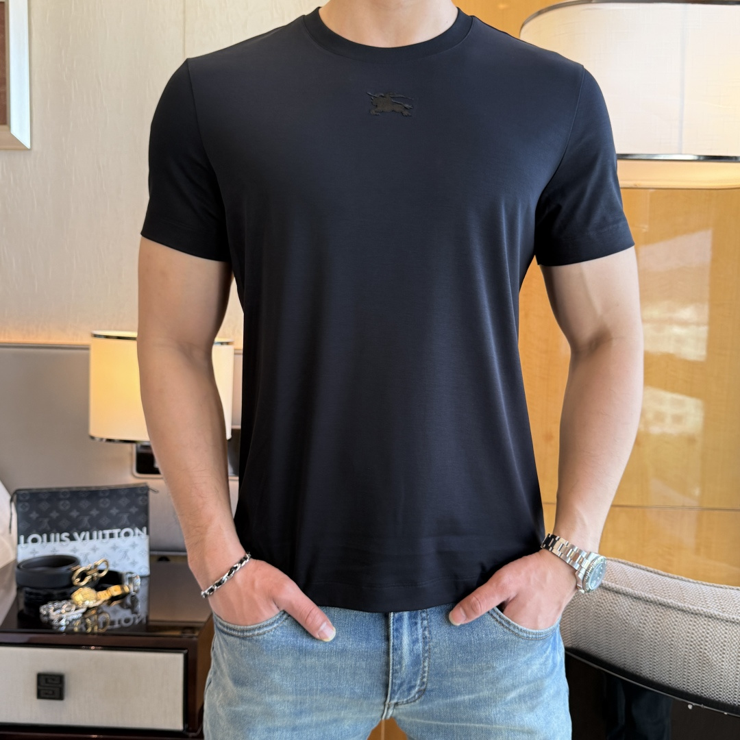 NO:760591,Burberry - 2026ss Year of the Horse Spring and Summer boutique short-sleeved T-shirt. Official website synchronization. High-end quality. Customized top-grade mercerized cotton fabric, 1:1 production by top manufacturers, fashionable brand heavy craftsmanship logo design, soft and delicate feel. Skin-friendly and comfortable to wear. Versatile and casual. The upper body is very good. Handsome. A must-have for trendy men. Size M-3XL. Can wear up to 200 pounds!  ,,burberry,T-shirt,tees,t-shirt,19860909巴宝莉 - 2026ss马年贺岁款春夏精品短袖T恤 官网同步 高端品质 定制顶级丝光棉面料,顶级大厂1:1制作,时尚大牌重工艺logo设计,手感柔软细腻 穿着亲肤舒适 百搭休闲 上身非常赞 帅气 潮男必备品 尺码M-3XL 最大可穿200斤！,,burberry,T-shirt,tees，t-shirt,,Men's clothing