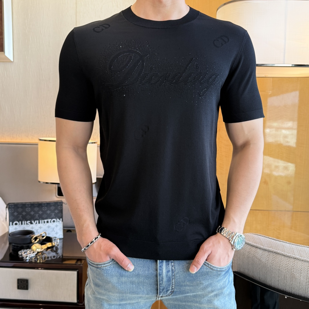 NO:760584,Dior - 2026ss Year of the Horse Spring and Summer's latest hot-selling boutique knitted short-sleeved T-shirt, made of custom imported soft Yilite fabrics, embellished with fashionable big-name element logos, breathable fabrics, delicate and soft texture, cool and smooth against the body. Moisture-wicking, simple and elegant yet fashionable, three-dimensional tailoring, super stylish upper body!  A must-have for fashionistas, sizes M-3XL, can be worn up to 190 pounds!  ,,dior,T-shirt,tees,t-shirt,19860909迪奥 - 2026ss马年春夏最新大爆款精品针织短袖T恤,定制进口轻柔伊力特面料,时尚大牌元素logo点缀,会呼吸的面料,质感细腻柔软,贴身冰爽顺滑.吸湿排汗,简约大方又不失时尚,版型立体裁剪,上身超有型！时尚潮人必备款 尺码M-3XL 最大可穿可穿190斤！,,dior,T-shirt,tees，t-shirt,,Men's clothing