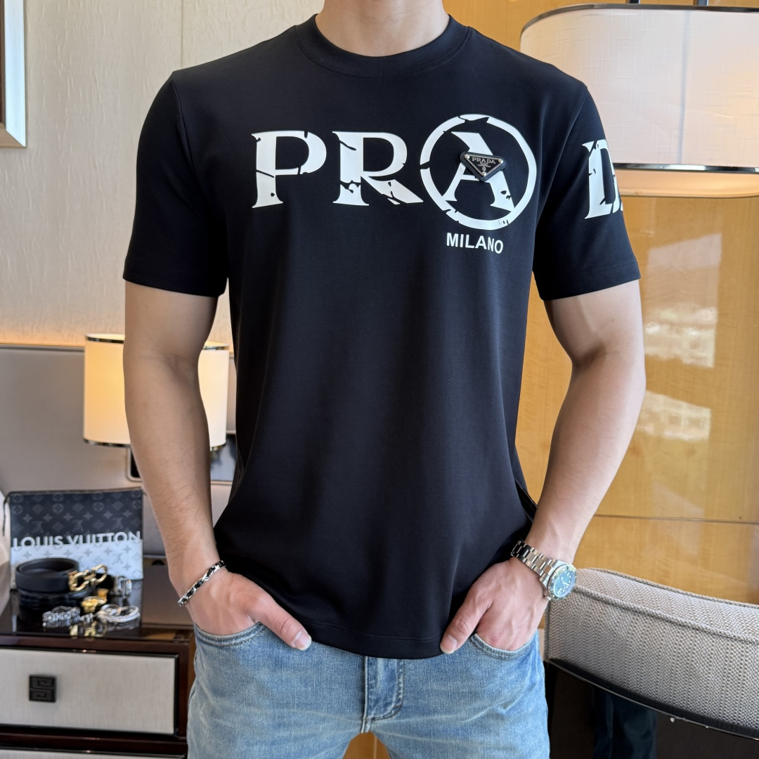 NO:744842,Prada - 2026ss Spring and Summer high-quality short-sleeved T-shirt for the Year of the Horse. Official website synchronization. High-end quality. Customized top-grade mercerized cotton fabric, 1:1 production by top manufacturers, fashionable brand heavy craftsmanship logo design, soft and delicate feel. Skin-friendly and comfortable to wear. Versatile and casual. The upper body is very good. Handsome. A must-have for trendy men. Sizes M-3XL. Can wear up to 200 pounds!  ,,prada,T-shirt,tees,t-shirt,19860909普拉达- 2026ss马年贺岁款春夏精品短袖T恤 官网同步 高端品质 定制顶级丝光棉面料,顶级大厂1:1制作,时尚大牌重工艺logo设计,手感柔软细腻 穿着亲肤舒适 百搭休闲 上身非常赞 帅气 潮男必备品 尺码M-3XL 最大可穿200斤！,,prada,T-shirt,tees，t-shirt,,Men's clothing