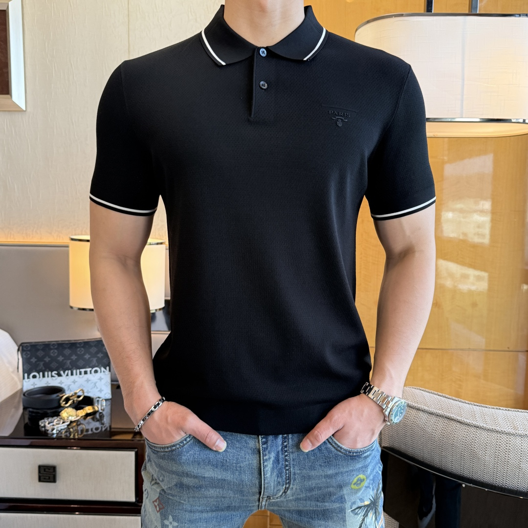 NO:776589,Prada - 2026ss Year of the Horse Spring and Summer's latest hot-selling high-quality knitted short-sleeved T-shirt, customized imported soft Yilite fabric, embellished with fashionable big-name element logos, breathable fabric, delicate and soft texture, cool and smooth against the body. Moisture-wicking, simple and generous yet fashionable, three-dimensional tailoring, super stylish upper body!  A must-have for fashionistas, sizes M-3XL, can be worn up to 190 pounds!  ,,prada,T-shirt,tees,t-shirt,19860909普拉达 - 2026ss马年春夏最新大爆款精品针织短袖T恤,定制进口轻柔伊力特面料,时尚大牌元素logo点缀,会呼吸的面料,质感细腻柔软,贴身冰爽顺滑.吸湿排汗,简约大方又不失时尚,版型立体裁剪,上身超有型！时尚潮人必备款 尺码M-3XL 最大可穿可穿190斤！,,prada,T-shirt,tees，t-shirt,,Men's clothing