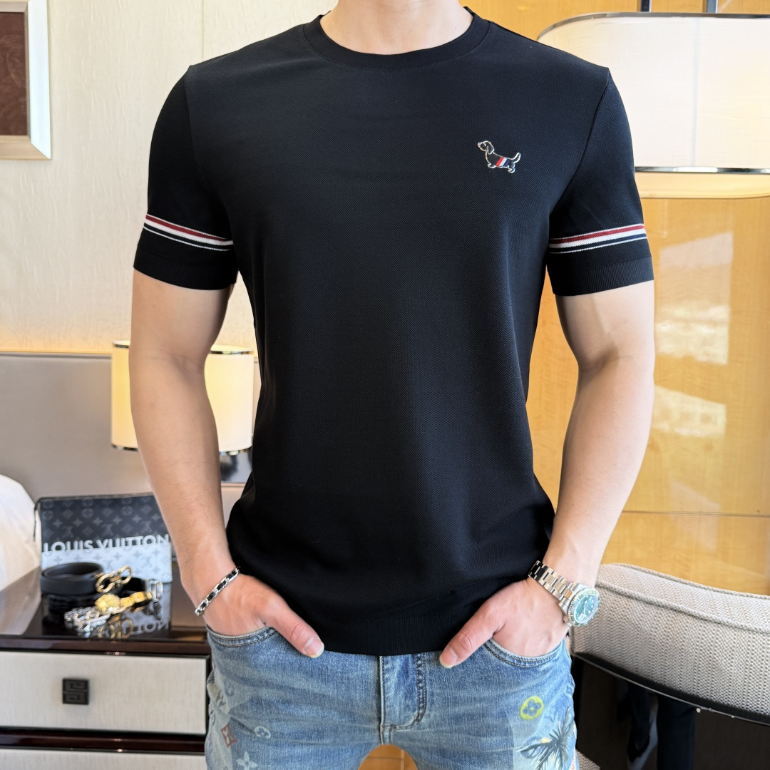 NO:744771,TB- 2026ss Spring and Summer high-quality short-sleeved T-shirt for the Year of the Horse, synchronized with the official website, high-end quality, custom-made top-grade double mercerized rose cotton fabric, 1:1 production by top manufacturers, fashionable brand heavy craftsmanship logo design, soft and delicate feel, skin-friendly and comfortable to wear, versatile and casual, the upper body is very good, handsome, a must-have for trendy men, size M-3XL, can wear up to 200 pounds!  ,,T-shirt,tees,t-shirt,19860909TB- 2026ss马年贺岁款春夏精品短袖T恤 官网同步 高端品质 定制顶级双丝光玫地棉面料,顶级大厂1:1制作,时尚大牌重工艺logo设计,手感柔软细腻 穿着亲肤舒适 百搭休闲 上身非常赞 帅气 潮男必备品 尺码M-3XL 最大可穿200斤！,,T-shirt,tees，t-shirt,,Men's clothing