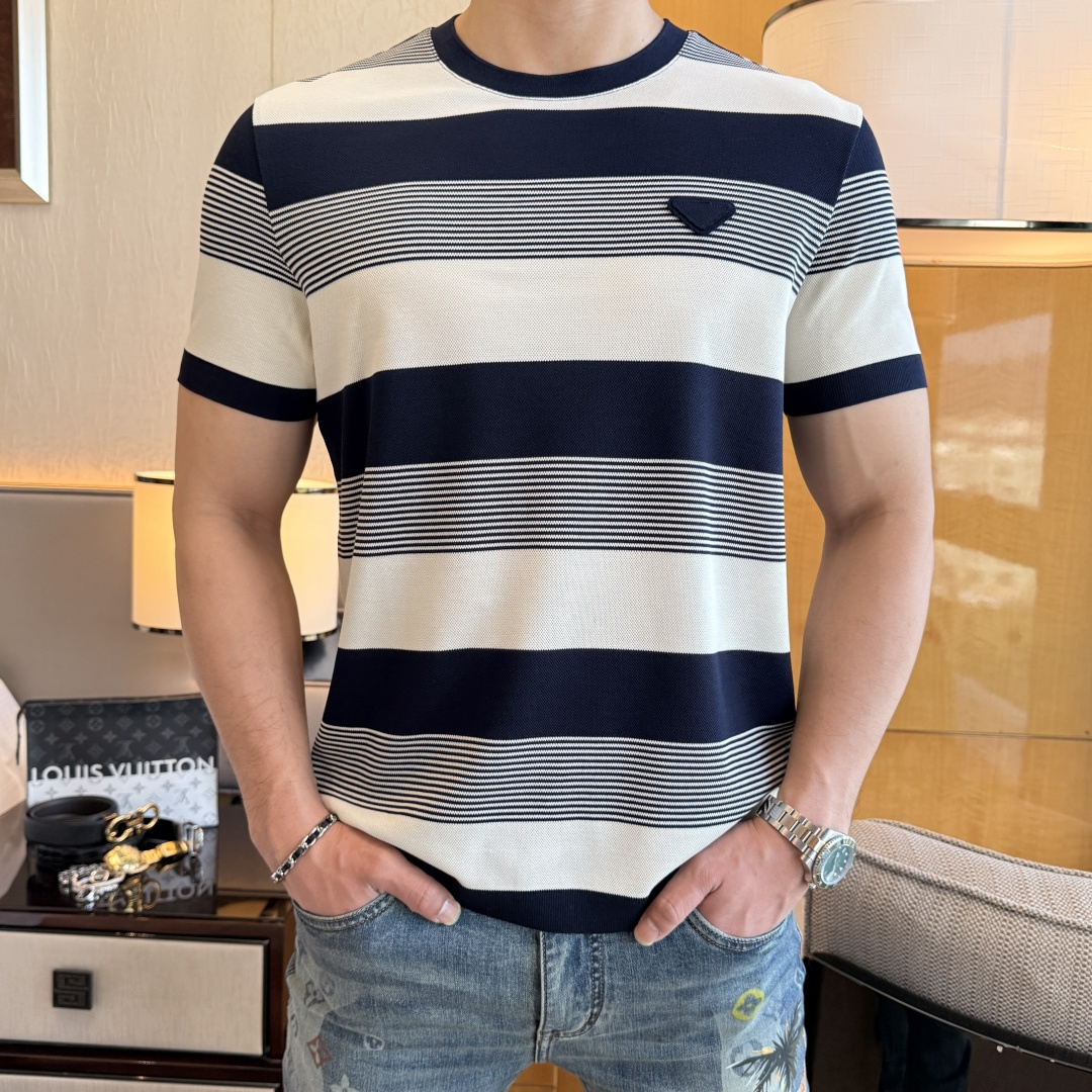 NO:744779,Prada - 2026ss Spring and Summer high-quality short-sleeved T-shirt for the Year of the Horse. Official website synchronization. High-end quality. Customized top-grade double mercerized rose cotton fabric, 1:1 production by top manufacturers, fashionable brand heavy craftsmanship logo design, soft and delicate feel. Skin-friendly and comfortable to wear. Versatile and casual. The upper body is very good. Handsome. A must-have for trendy men. Size M-3XL. Can wear up to 200 pounds!  ,,prada,T-shirt,tees,t-shirt,19860909普拉达- 2026ss马年贺岁款春夏精品短袖T恤 官网同步 高端品质 定制顶级双丝光玫地棉面料,顶级大厂1:1制作,时尚大牌重工艺logo设计,手感柔软细腻 穿着亲肤舒适 百搭休闲 上身非常赞 帅气 潮男必备品 尺码M-3XL 最大可穿200斤！,,prada,T-shirt,tees，t-shirt,,Men's clothing