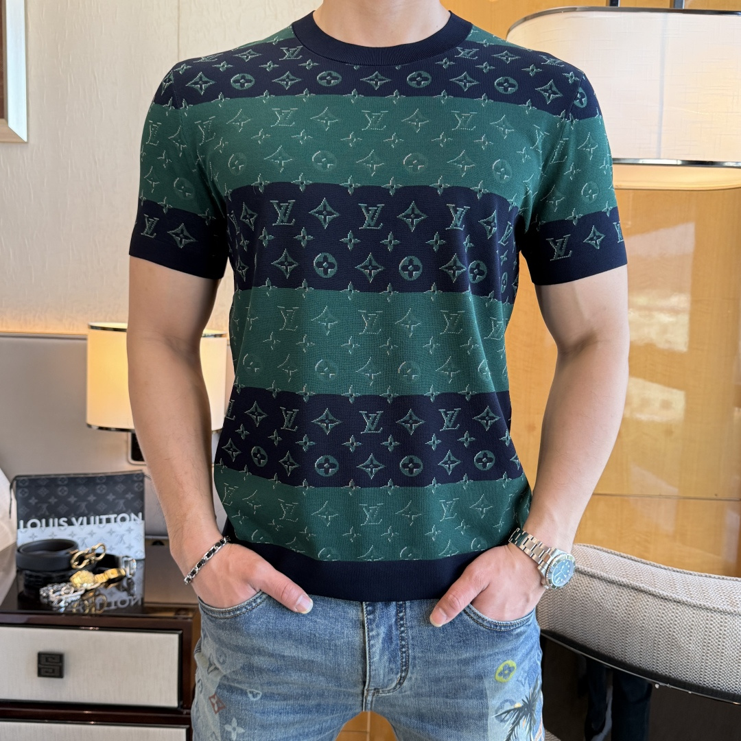 NO:744803,LV - 2026ss Year of the Horse spring and summer latest hot style high-quality knitted short-sleeved T-shirt, custom-made imported soft Yilite fabric, embellished with fashionable big-name element logos, breathable fabric, delicate and soft texture, cool and smooth next to the body. Moisture-wicking, simple and elegant yet fashionable, three-dimensional tailoring, super stylish upper body!  A must-have for fashionistas, sizes M-3XL, can be worn up to 190 pounds!  ,,louis vuitton,T-shirt,tees,t-shirt,19860909LV - 2026ss马年春夏最新大爆款精品针织短袖T恤,定制进口轻柔伊力特面料,时尚大牌元素logo点缀,会呼吸的面料,质感细腻柔软,贴身冰爽顺滑.吸湿排汗,简约大方又不失时尚,版型立体裁剪,上身超有型！时尚潮人必备款 尺码M-3XL 最大可穿可穿190斤！,,louis vuitton,T-shirt,tees，t-shirt,,Men's clothing