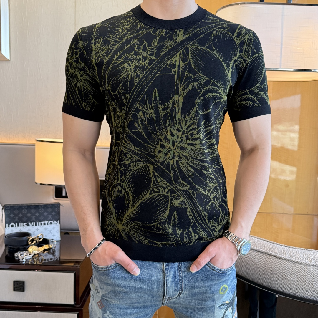 NO:846084,LV - 2026ss Year of the Horse spring and summer latest hot style high-quality knitted short-sleeved T-shirt, custom-made imported soft Yilite fabric, embellished with fashionable big-name element logos, breathable fabric, delicate and soft texture, cool and smooth next to the body. Moisture-wicking, simple and elegant yet fashionable, three-dimensional tailoring, super stylish upper body!  A must-have for fashionistas, sizes M-3XL, can be worn up to 190 pounds!  ,,louis vuitton,T-shirt,tees,t-shirt,19860909LV - 2026ss马年春夏最新大爆款精品针织短袖T恤,定制进口轻柔伊力特面料,时尚大牌元素logo点缀,会呼吸的面料,质感细腻柔软,贴身冰爽顺滑.吸湿排汗,简约大方又不失时尚,版型立体裁剪,上身超有型！时尚潮人必备款 尺码M-3XL 最大可穿可穿190斤！,,louis vuitton,T-shirt,tees，t-shirt,,Men's clothing