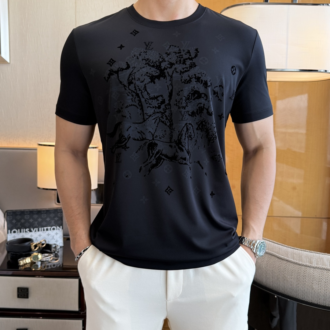 NO:840677,LV - 2026ss Spring and Summer high-quality short-sleeved T-shirt for the Year of the Horse, synchronized with the official website, high-end quality, customized top-grade mercerized cotton fabric, 1:1 production by top manufacturers, fashionable brand heavy craftsmanship logo design, soft and delicate feel, skin-friendly and comfortable to wear, versatile and casual, the upper body is very good, handsome, a must-have for trendy men, sizes M-3XL, can wear up to 200 pounds!  ,,louis vuitton,T-shirt,tees,t-shirt,19860909LV - 2026ss马年贺岁款春夏精品短袖T恤 官网同步 高端品质 定制顶级丝光棉面料,顶级大厂1:1制作,时尚大牌重工艺logo设计,手感柔软细腻 穿着亲肤舒适 百搭休闲 上身非常赞 帅气 潮男必备品 尺码M-3XL 最大可穿200斤！,,louis vuitton,T-shirt,tees，t-shirt,,Men's clothing