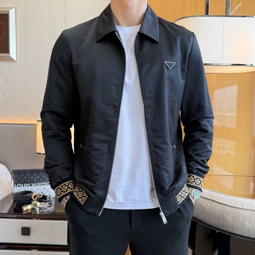 NO:757714,Prada - 2026ss Year of the Horse Spring Jacket, customized with high-quality polyester fiber fabric!  Logo design with top fashion big-name elements, complete with three standards!  Original hardware accessories, smooth lines, exquisite craftsmanship, awesome upper body shape, comfortable fabrics, windproof and warm, it is very fashionable, handsome and a must-have for casual and fashionable men with any combination!  Sizes M-3XL, maximum weight!  ,,prada,jackets & coats,jackets & coats,19860909普拉达 - 2026ss马年贺岁款春装夹克外套,定制高品质聚酯纤维面料！顶级时尚大牌元素logo设计,三标齐全！原版五金辅料,线条流畅,工艺精致,上身版型超赞,面料舒适,挡风保暖,随意搭配都非常时尚帅气休闲时尚男仕必备款哦！尺码M-3XL 最大穿斤！,,prada,jackets & coats,jackets & coats,,Men's clothing