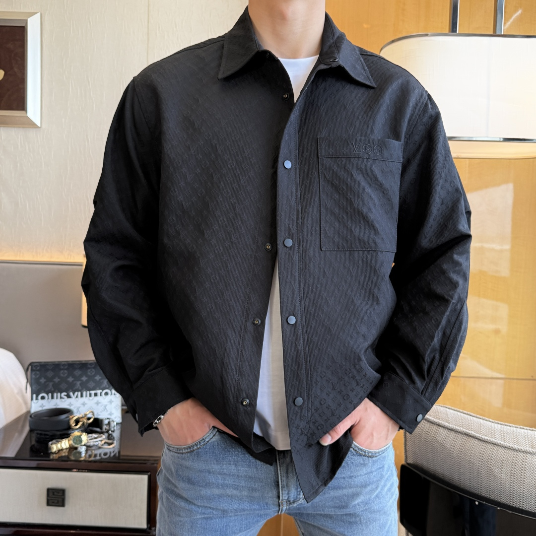 NO:760665,LV - 2026ss Year of the Horse Spring Jacket, customized with high-quality polyester fiber fabric!  Logo design with top fashion big-name elements, complete with three standards!  Original hardware accessories, smooth lines, exquisite craftsmanship, awesome upper body shape, comfortable fabrics, windproof and warm, it is very fashionable, handsome and a must-have for casual and fashionable men with any combination!  Sizes M-3XL can fit up to 190 pounds!  ,,louis vuitton,jackets & coats,jackets & coats,19860909LV - 2026ss马年贺岁款春装夹克外套,定制高品质聚酯纤维面料！顶级时尚大牌元素logo设计,三标齐全！原版五金辅料,线条流畅,工艺精致,上身版型超赞,面料舒适,挡风保暖,随意搭配都非常时尚帅气休闲时尚男仕必备款哦！尺码M-3XL 最大穿190斤！,,louis vuitton,jackets & coats,jackets & coats,,Men's clothing