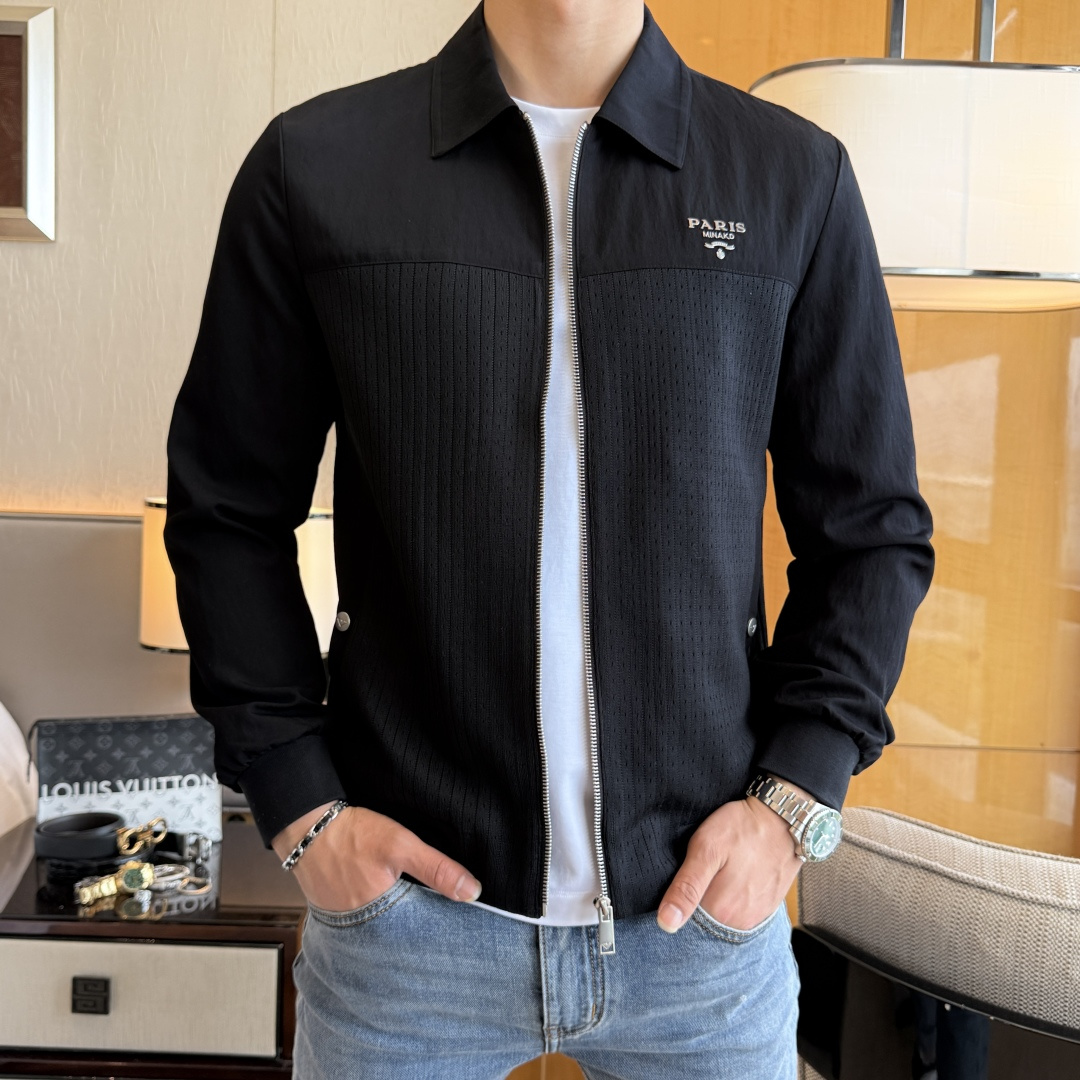 NO:760674,Prada - 2026ss Year of the Horse Spring Jacket, customized with high-quality polyester fiber fabric!  Logo design with top fashion big-name elements, complete with three standards!  Original hardware accessories, smooth lines, exquisite craftsmanship, awesome upper body shape, comfortable fabrics, windproof and warm, it is very fashionable, handsome and a must-have for casual and fashionable men with any combination!  Sizes M-3XL can fit up to 190 pounds!  ,,prada,jackets & coats,jackets & coats,19860909普拉达 - 2026ss马年贺岁款春装夹克外套,定制高品质聚酯纤维面料！顶级时尚大牌元素logo设计,三标齐全！原版五金辅料,线条流畅,工艺精致,上身版型超赞,面料舒适,挡风保暖,随意搭配都非常时尚帅气休闲时尚男仕必备款哦！尺码M-3XL 最大穿190斤！,,prada,jackets & coats,jackets & coats,,Men's clothing