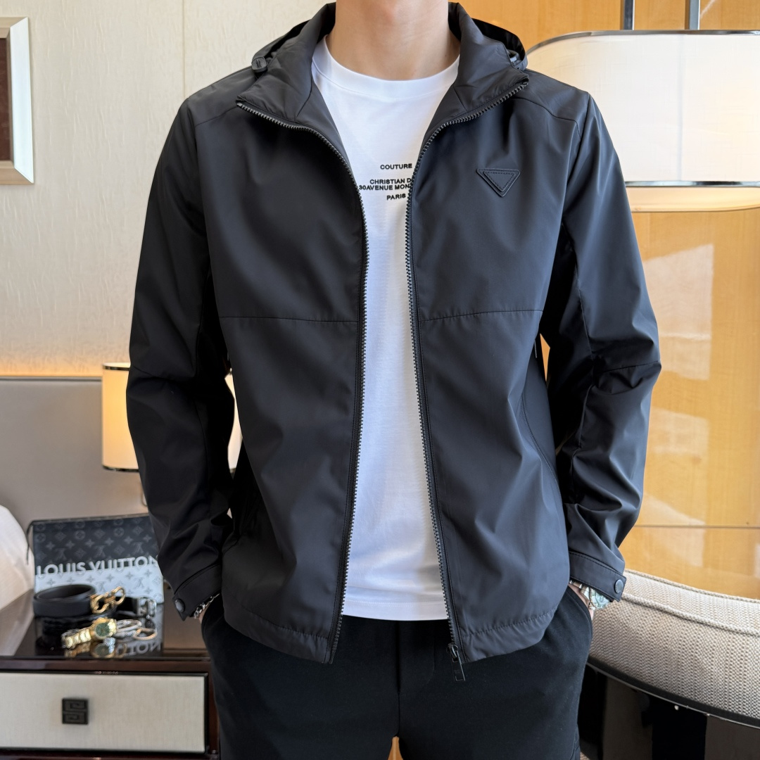 NO:760658,Prada - 2026ss Year of the Horse Spring Jacket, customized with high-quality polyester fiber fabric!  Logo design with top fashion big-name elements, complete with three standards!  Original hardware accessories, smooth lines, exquisite craftsmanship, awesome upper body shape, comfortable fabrics, windproof and warm, it is very fashionable, handsome and a must-have for casual and fashionable men with any combination!  Sizes M-3XL can fit up to 190 pounds!  ,,prada,jackets & coats,jackets & coats,19860909普拉达 - 2026ss马年贺岁款春装夹克外套,定制高品质聚酯纤维面料！顶级时尚大牌元素logo设计,三标齐全！原版五金辅料,线条流畅,工艺精致,上身版型超赞,面料舒适,挡风保暖,随意搭配都非常时尚帅气休闲时尚男仕必备款哦！尺码M-3XL 最大穿190斤！,,prada,jackets & coats,jackets & coats,,Men's clothing