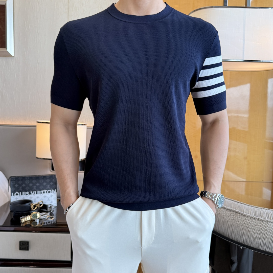 NO:744827,TB - 2026ss New Year of the Horse spring and summer latest hot-selling high-quality knitted short-sleeved T-shirt, custom-made imported soft Yilite fabric, embellished with fashionable big-name element logos, breathable fabric, delicate and soft texture, cool and smooth next to the body. Moisture-wicking, simple and elegant yet fashionable, three-dimensional tailoring, super stylish upper body!  A must-have for fashionistas, sizes M-3XL, can be worn up to 190 pounds!  ,,T-shirt,tees,t-shirt,19860909TB - 2026ss马年春夏最新大爆款精品针织短袖T恤,定制进口轻柔伊力特面料,时尚大牌元素logo点缀,会呼吸的面料,质感细腻柔软,贴身冰爽顺滑.吸湿排汗,简约大方又不失时尚,版型立体裁剪,上身超有型！时尚潮人必备款 尺码M-3XL 最大可穿可穿190斤！,,T-shirt,tees，t-shirt,,Men's clothing