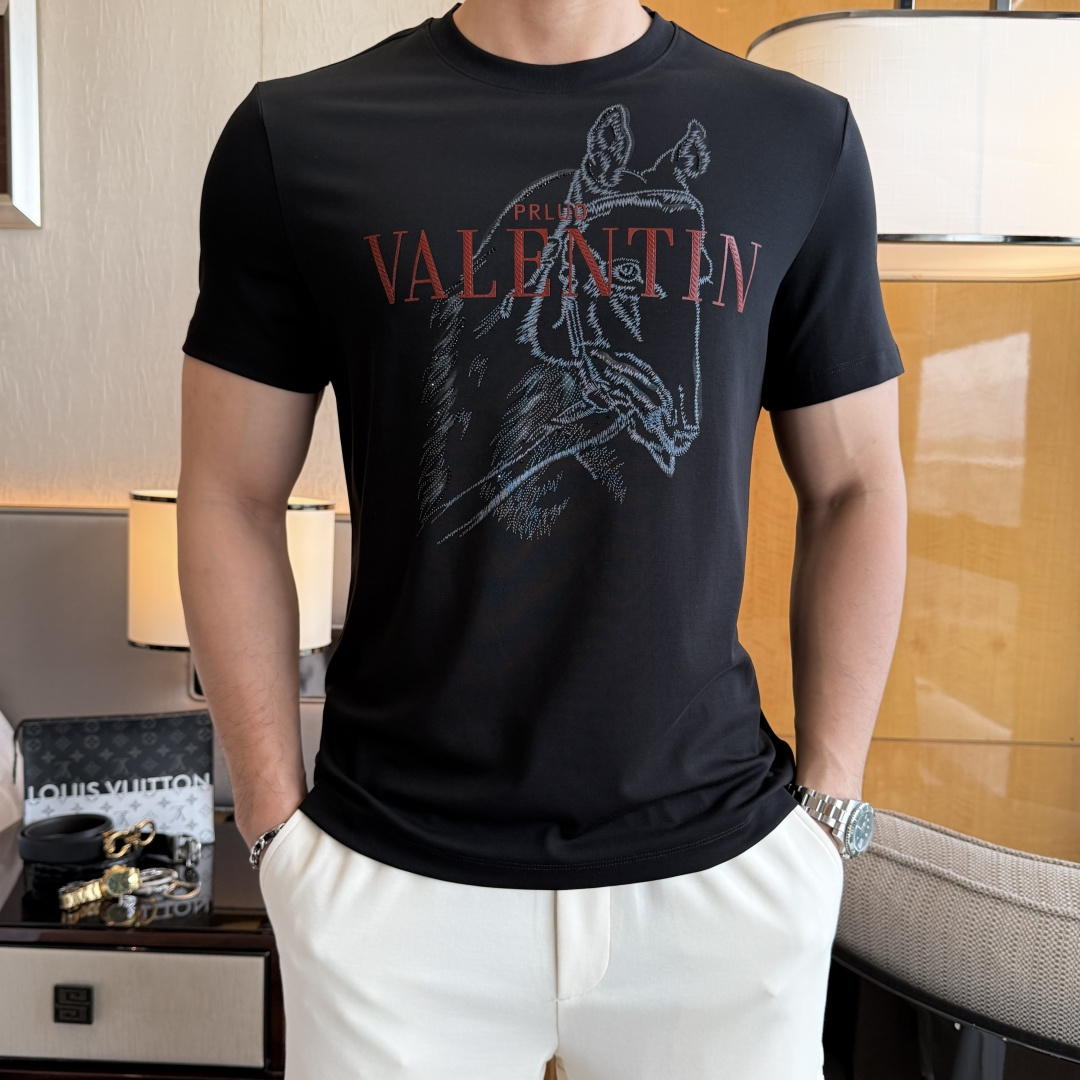 NO:744835,Valentino - 2026ss Spring and Summer high-quality short-sleeved T-shirt for the Year of the Horse, synchronized with the official website, high-end quality, customized top-grade mercerized cotton fabric, 1:1 production by top manufacturers, fashionable brand heavy craftsmanship logo design, soft and delicate feel, skin-friendly and comfortable to wear, versatile and casual, the upper body is very good, handsome, a must-have for trendy men, size M-3XL, can wear up to 200 pounds!  ,,valentino,T-shirt,tees,t-shirt,19860909华伦天奴- 2026ss马年贺岁款春夏精品短袖T恤 官网同步 高端品质 定制顶级丝光棉面料,顶级大厂1:1制作,时尚大牌重工艺logo设计,手感柔软细腻 穿着亲肤舒适 百搭休闲 上身非常赞 帅气 潮男必备品 尺码M-3XL 最大可穿200斤！,,valentino,T-shirt,tees，t-shirt,,Men's clothing
