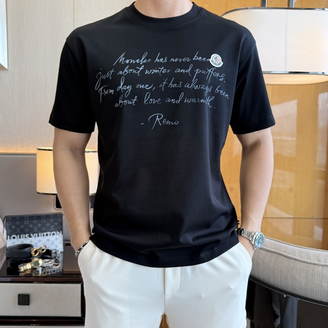 NO:760650,Mengkou - 2026ss Spring and Summer high-quality short-sleeved T-shirt for the Year of the Horse, synchronized with the official website, high-end quality, customized top-grade mercerized cotton fabric, 1:1 production by top manufacturers, fashionable brand heavy craftsmanship logo design, soft and delicate feel, skin-friendly and comfortable to wear, versatile and casual, the upper body is very good, handsome, a must-have for trendy men, size M-3XL, can wear up to 200 pounds!  ,,Moncler,T-shirt,tees,t-shirt,19860909蒙口- 2026ss马年贺岁款春夏精品短袖T恤 官网同步 高端品质 定制顶级丝光棉面料,顶级大厂1:1制作,时尚大牌重工艺logo设计,手感柔软细腻 穿着亲肤舒适 百搭休闲 上身非常赞 帅气 潮男必备品 尺码M-3XL 最大可穿200斤！,,Moncler,T-shirt,tees，t-shirt,,Men's clothing