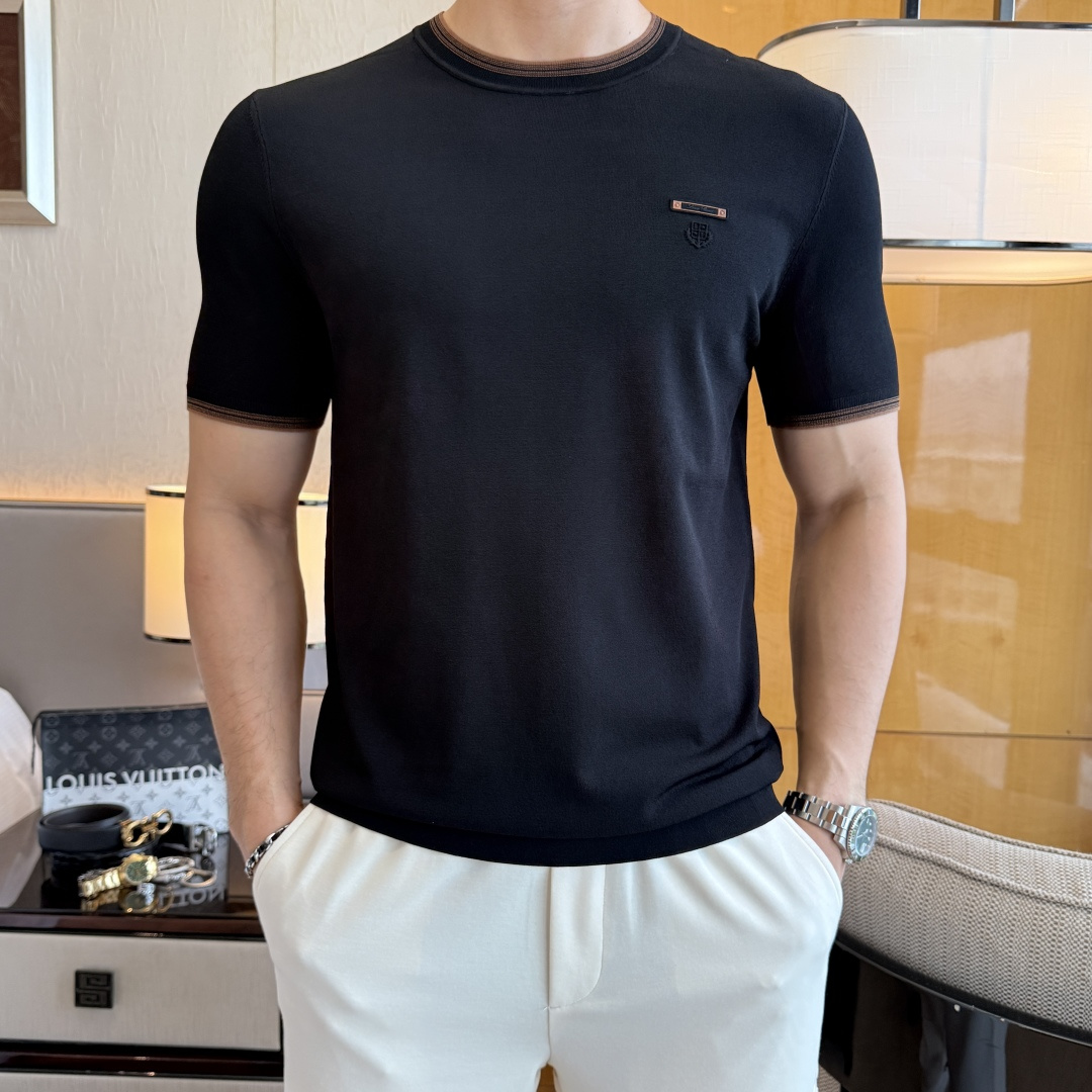 NO:744795,LP Nuoyou - 2026ss Year of the Horse Spring and Summer's latest hot style high-quality knitted short-sleeved T-shirt, custom-made imported soft Yilite fabric, embellished with fashionable big-name element logos, breathable fabric, delicate and soft texture, cool and smooth against the body. Moisture-wicking, simple and generous yet fashionable, three-dimensional tailoring, super stylish upper body!  A must-have for fashionistas, sizes M-3XL, can be worn up to 190 pounds!  ,,loro piana,T-shirt,tees,t-shirt,19860909LP诺悠 - 2026ss马年春夏最新大爆款精品针织短袖T恤,定制进口轻柔伊力特面料,时尚大牌元素logo点缀,会呼吸的面料,质感细腻柔软,贴身冰爽顺滑.吸湿排汗,简约大方又不失时尚,版型立体裁剪,上身超有型！时尚潮人必备款 尺码M-3XL 最大可穿可穿190斤！,,loro piana,T-shirt,tees，t-shirt,,Men's clothing