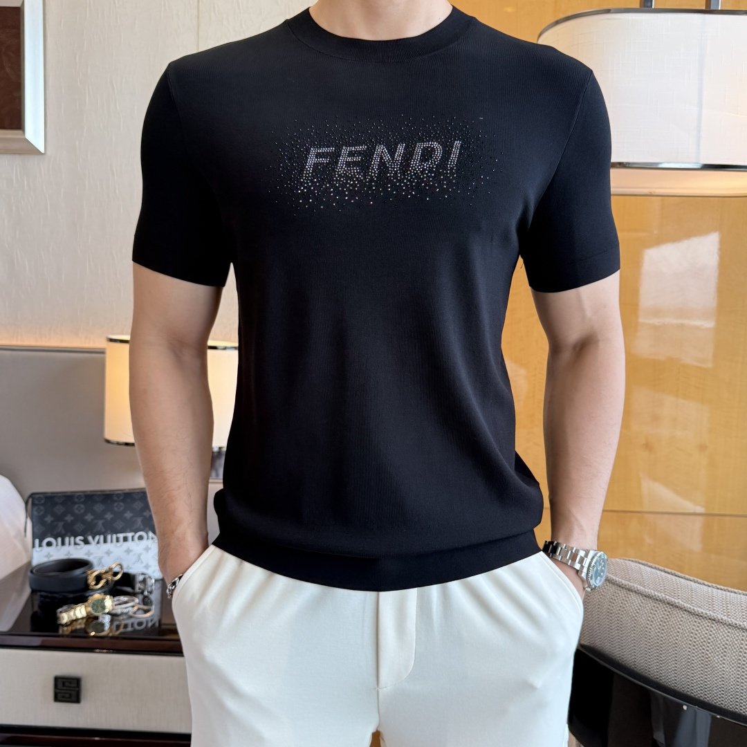 NO:744786,Fendi - 2026ss Year of the Horse Spring and Summer's latest hot style high-quality knitted short-sleeved T-shirt, customized imported soft Yilite fabric, embellished with fashionable big-name element logos, breathable fabric, delicate and soft texture, cool and smooth against the body. Moisture-wicking, simple and generous yet fashionable, three-dimensional tailoring, super stylish upper body!  A must-have for fashionistas, sizes M-3XL, can be worn up to 190 pounds!  ,,fendi,T-shirt,tees,t-shirt,19860909芬迪 - 2026ss马年春夏最新大爆款精品针织短袖T恤,定制进口轻柔伊力特面料,时尚大牌元素logo点缀,会呼吸的面料,质感细腻柔软,贴身冰爽顺滑.吸湿排汗,简约大方又不失时尚,版型立体裁剪,上身超有型！时尚潮人必备款 尺码M-3XL 最大可穿可穿190斤！,,fendi,T-shirt,tees，t-shirt,,Men's clothing