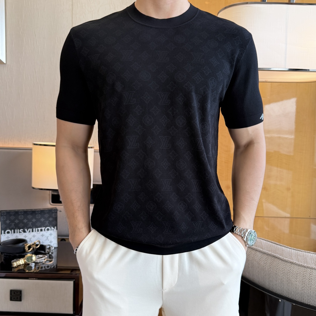 NO:760642,LV - 2026ss Year of the Horse spring and summer latest hot style high-quality knitted short-sleeved T-shirt, custom-made imported soft Yilite fabric, embellished with fashionable big-name element logos, breathable fabric, delicate and soft texture, cool and smooth next to the body. Moisture-wicking, simple and elegant yet fashionable, three-dimensional tailoring, super stylish upper body!  A must-have for fashionistas, sizes M-3XL, can be worn up to 190 pounds!  ,,louis vuitton,T-shirt,tees,t-shirt,19860909LV - 2026ss马年春夏最新大爆款精品针织短袖T恤,定制进口轻柔伊力特面料,时尚大牌元素logo点缀,会呼吸的面料,质感细腻柔软,贴身冰爽顺滑.吸湿排汗,简约大方又不失时尚,版型立体裁剪,上身超有型！时尚潮人必备款 尺码M-3XL 最大可穿可穿190斤！,,louis vuitton,T-shirt,tees，t-shirt,,Men's clothing
