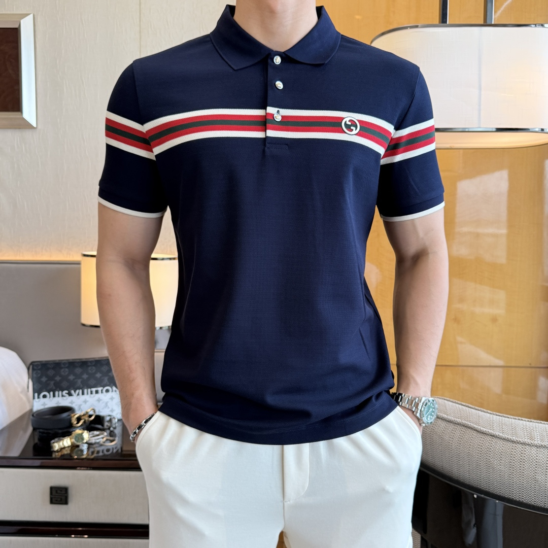 NO:760626,Gucci - 2026ss New Year of the Horse spring and summer new polo collar short-sleeved series. Selected high-quality double mercerized pique cotton fabrics, fashionable big-name element logo design, awesome upper body shape, fine, comfortable and breathable fabrics, super good-looking and a must-have for fashionable men with any combination!  Sizes M-3XL can fit up to 200 pounds!  ,,T-shirt,19860909古奇 - 2026ss马年春夏新款polo领短袖系列.精选优质双丝光珠地棉面料,时尚大牌元素logo设计,上身版型超赞,面料细腻舒适透气,随意搭配都超级好看时尚型男必备款哦！尺码M-3XL 最大可穿200斤！,,T-shirt,,Men's clothing