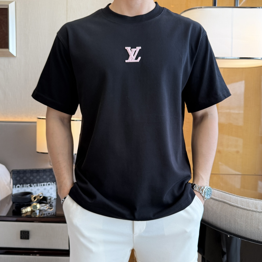 NO:744810,LV - 2026 Year of the Horse spring and summer new men's wide-edition short-sleeved T-shirt, urban casual style, a highly designed item, top-grade foreign merchants provide customized cotton fabrics, extremely comfortable and breathable, positive skin-friendly, subverting the comfort experience brought by traditional fabrics, exquisite craftsmanship and accessories. The brand LOGO pattern on the chest is made with unique craftsmanship, with strong style. Original tailoring, meticulous detail processing better highlights its quality. Loose size M-3XL  The maximum weight you can wear!  ,,louis vuitton,T-shirt,tees,t-shirt,19860909LV - 2026马年春夏新款男士阔版短袖T恤,都市休闲风格,极具设计感的一款单品,顶级外商客供定制棉面料,上手极微舒适透气,亲肤性积极,颠覆传统面料所带来的舒适体验,工艺辅料考究.胸前品牌LOGO图案以独特工艺制作而成,风格性极强.原版剪裁,一丝不苟细节处理更佳彰显其品质.宽松尺码M-3XL 最大可穿斤！,,louis vuitton,T-shirt,tees，t-shirt,,Men's clothing