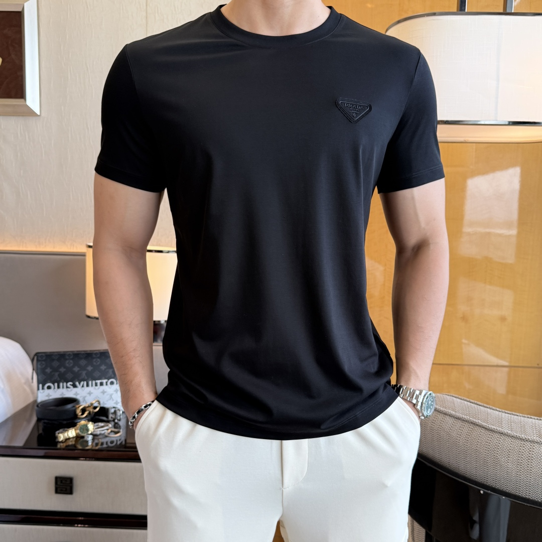 NO:757623,Prada - 2026ss Spring and Summer high-quality short-sleeved T-shirt for the Year of the Horse, synchronized with the official website, high-end quality, customized top-grade mercerized cotton fabric, 1:1 production by top manufacturers, fashionable brand heavy craftsmanship logo design, soft and delicate feel, skin-friendly and comfortable to wear, versatile and casual, the upper body is very good, handsome, a must-have for trendy men, sizes M-3XL, the maximum weight can be worn!  ,,prada,T-shirt,tees,t-shirt,19860909普拉达- 2026ss马年贺岁款春夏精品短袖T恤 官网同步 高端品质 定制顶级丝光棉面料,顶级大厂1:1制作,时尚大牌重工艺logo设计,手感柔软细腻 穿着亲肤舒适 百搭休闲 上身非常赞 帅气 潮男必备品 尺码M-3XL 最大可穿斤！,,prada,T-shirt,tees，t-shirt,,Men's clothing