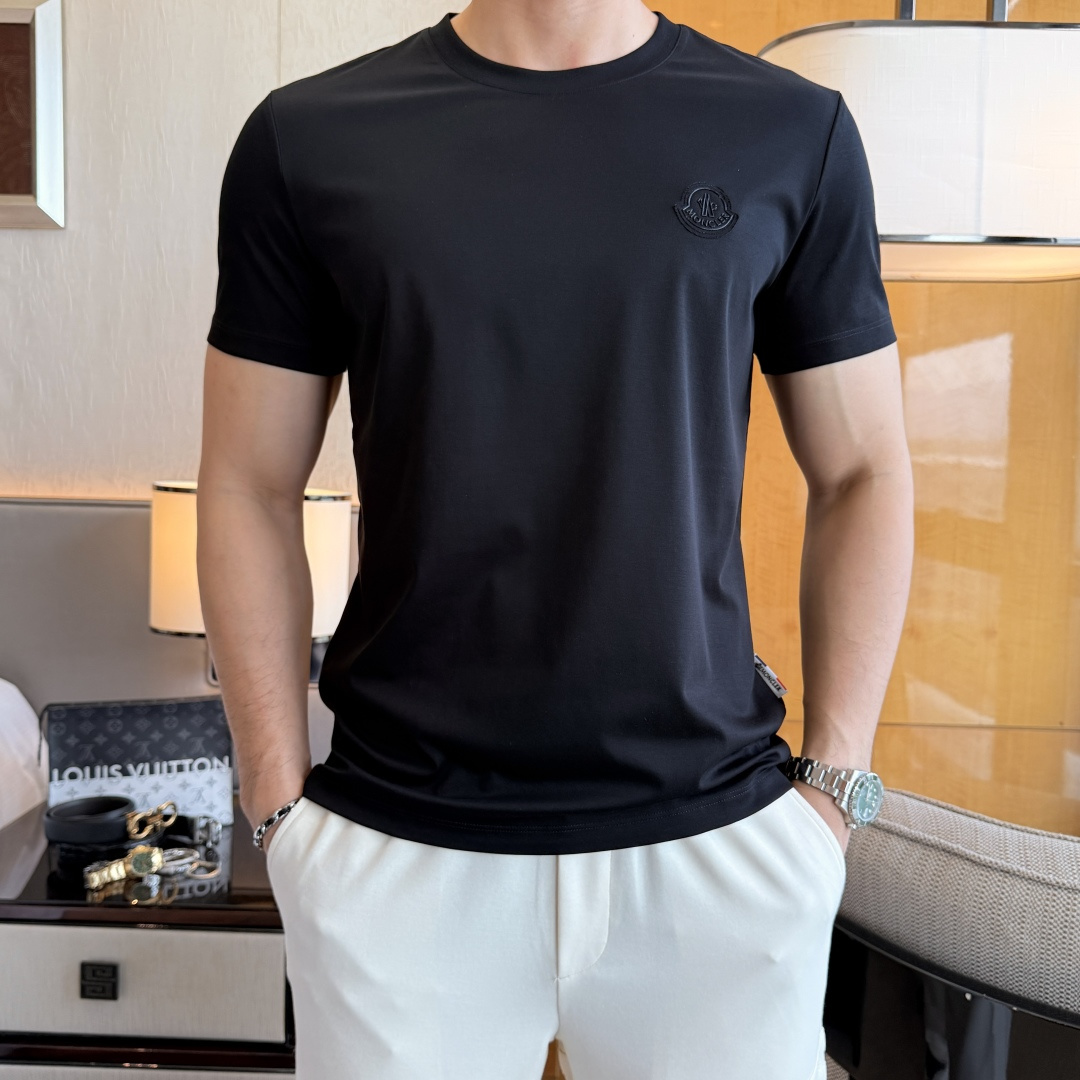 NO:757612,Mengkou - 2026ss Spring and Summer high-quality short-sleeved T-shirt for the Year of the Horse, synchronized with the official website, high-end quality, customized top-grade mercerized cotton fabric, 1:1 production by top manufacturers, fashionable brand heavy craftsmanship logo design, soft and delicate feel, skin-friendly and comfortable to wear, versatile and casual, the upper body is very good, handsome, a must-have for trendy men, sizes M-3XL, the maximum weight can be worn!  ,,Moncler,T-shirt,tees,t-shirt,19860909蒙口- 2026ss马年贺岁款春夏精品短袖T恤 官网同步 高端品质 定制顶级丝光棉面料,顶级大厂1:1制作,时尚大牌重工艺logo设计,手感柔软细腻 穿着亲肤舒适 百搭休闲 上身非常赞 帅气 潮男必备品 尺码M-3XL 最大可穿斤！,,Moncler,T-shirt,tees，t-shirt,,Men's clothing