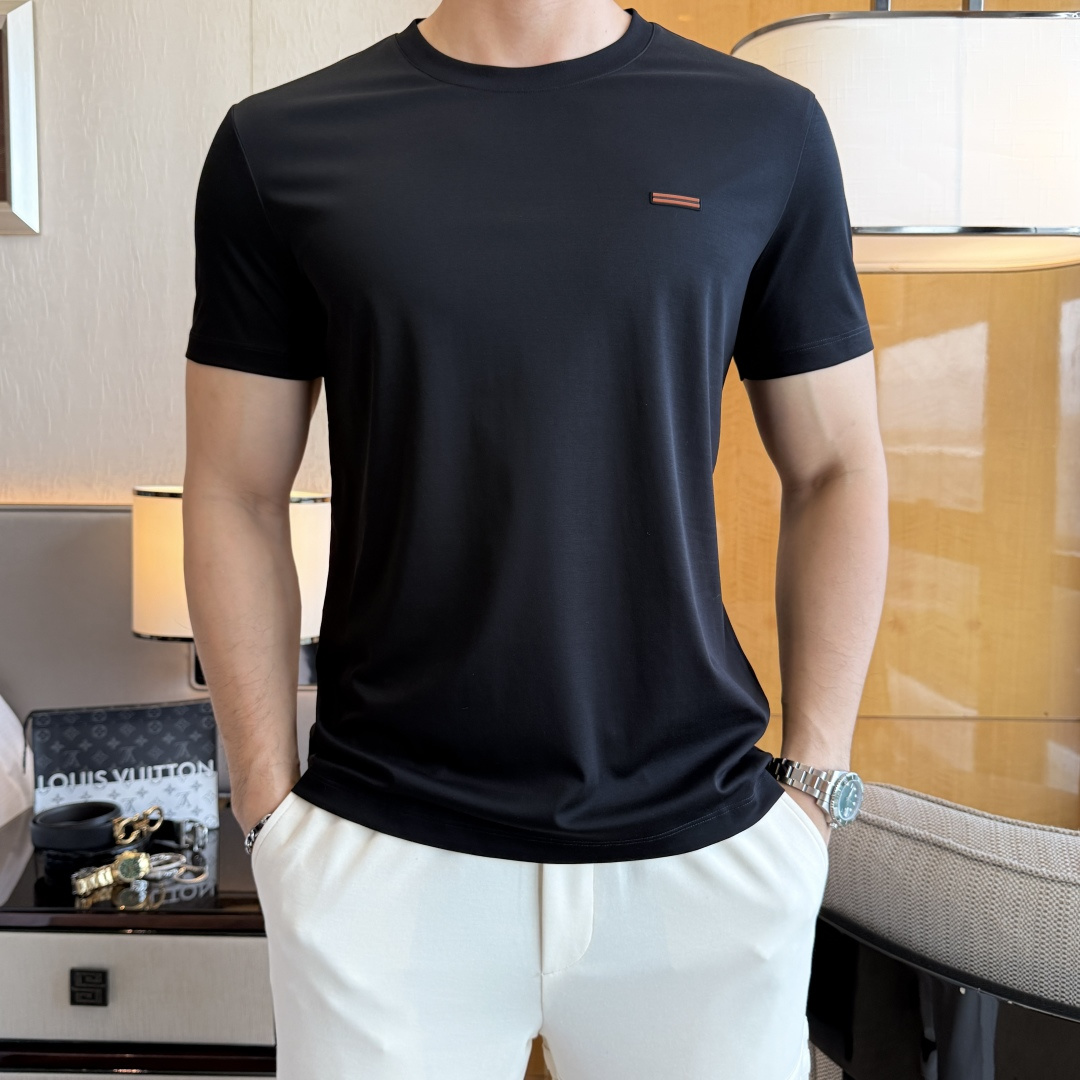 NO:833531,Zegna - 2026ss Spring and Summer high-quality short-sleeved T-shirt for the Year of the Horse, synchronized with the official website, high-end quality, custom-made top-grade mercerized cotton fabric, 1:1 production by top manufacturers, fashionable big-name heavy craftsmanship logo design, soft and delicate feel, skin-friendly and comfortable to wear, versatile and casual, the upper body is very good, handsome, a must-have for trendy men, size M-3XL, can wear up to 190 pounds!  ,,zegna,T-shirt,tees,t-shirt,19860909杰尼娅- 2026ss马年贺岁款春夏精品短袖T恤 官网同步 高端品质 定制顶级丝光棉面料,顶级大厂1:1制作,时尚大牌重工艺logo设计,手感柔软细腻 穿着亲肤舒适 百搭休闲 上身非常赞 帅气 潮男必备品 尺码M-3XL 最大可穿190斤！,,zegna,T-shirt,tees，t-shirt,,Men's clothing